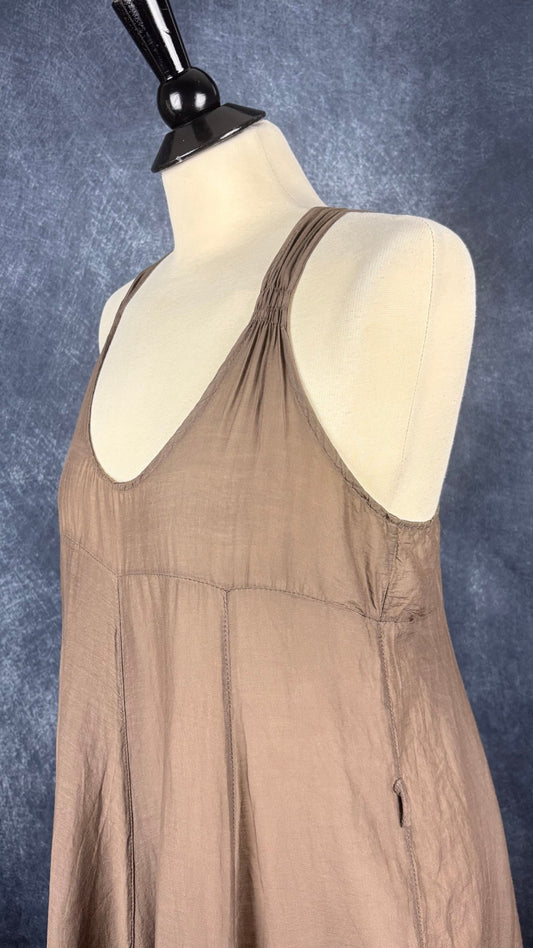 Robe taupe ultra légère à volants près de l'ourlet, en mélange de coton et soie, La fée Maraboutée, taille 42 (m/l). Vue de l'encolure.