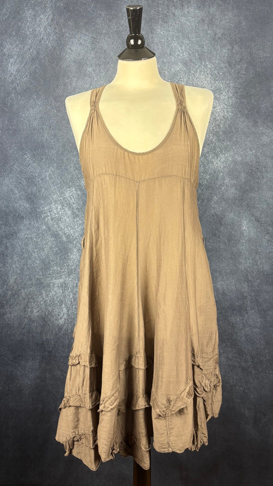 Robe taupe ultra légère à volants près de l'ourlet, en mélange de coton et soie, La fée Maraboutée, taille 42 (m/l). Vue de face.