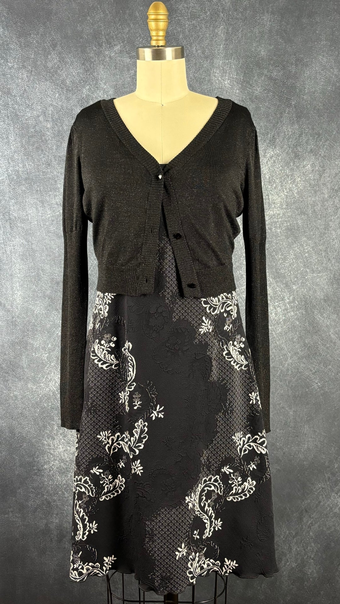 Robe texturée romantique Luc Fontaine, taille medium. Vue de l'agencement avec le cardigan noir scintillant.