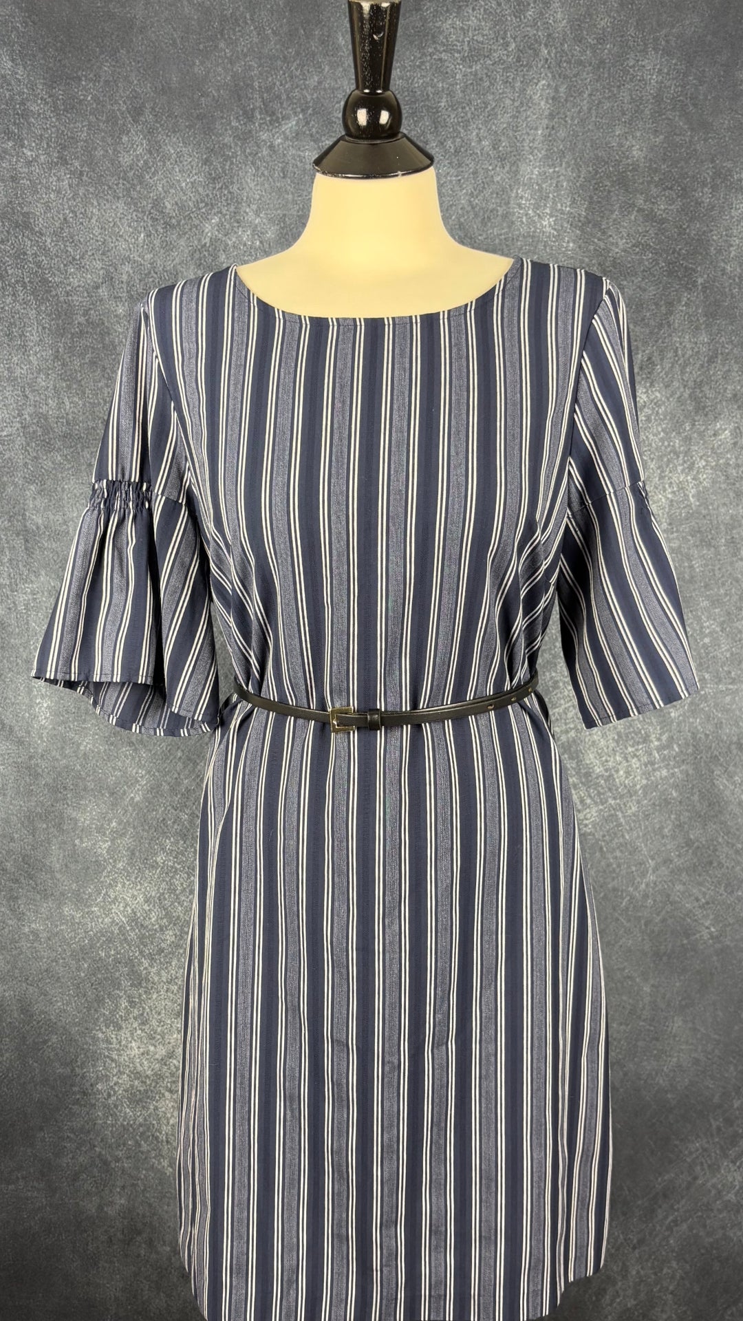 Robe en tissage à rayures à manches évasées plissées Banana Republic, taille 14. Vue de l'agencement avec une fine ceinture.