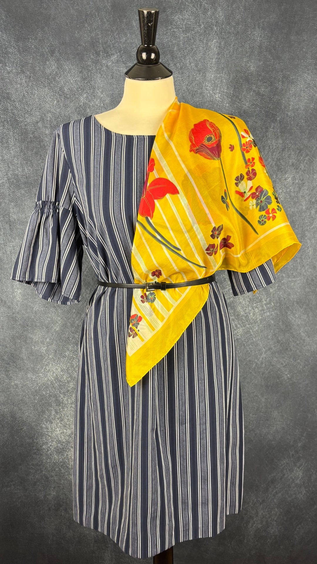 Robe en tissage à rayures à manches évasées plissées Banana Republic, taille 14. Vue de l'agencement avec une fine ceinture et le foulard en soie jaune floral.