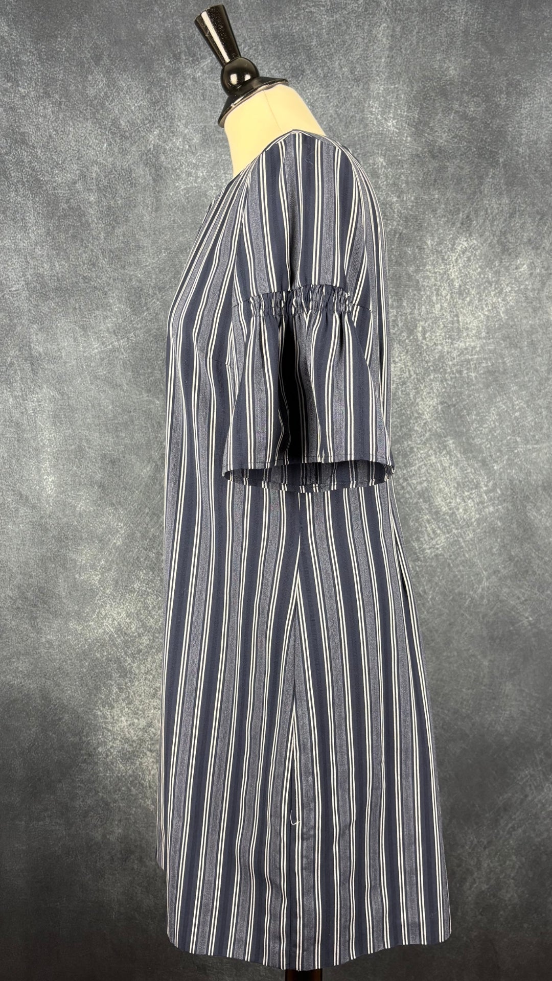 Robe en tissage à rayures à manches évasées plissées Banana Republic, taille 14. Vue de côté.
