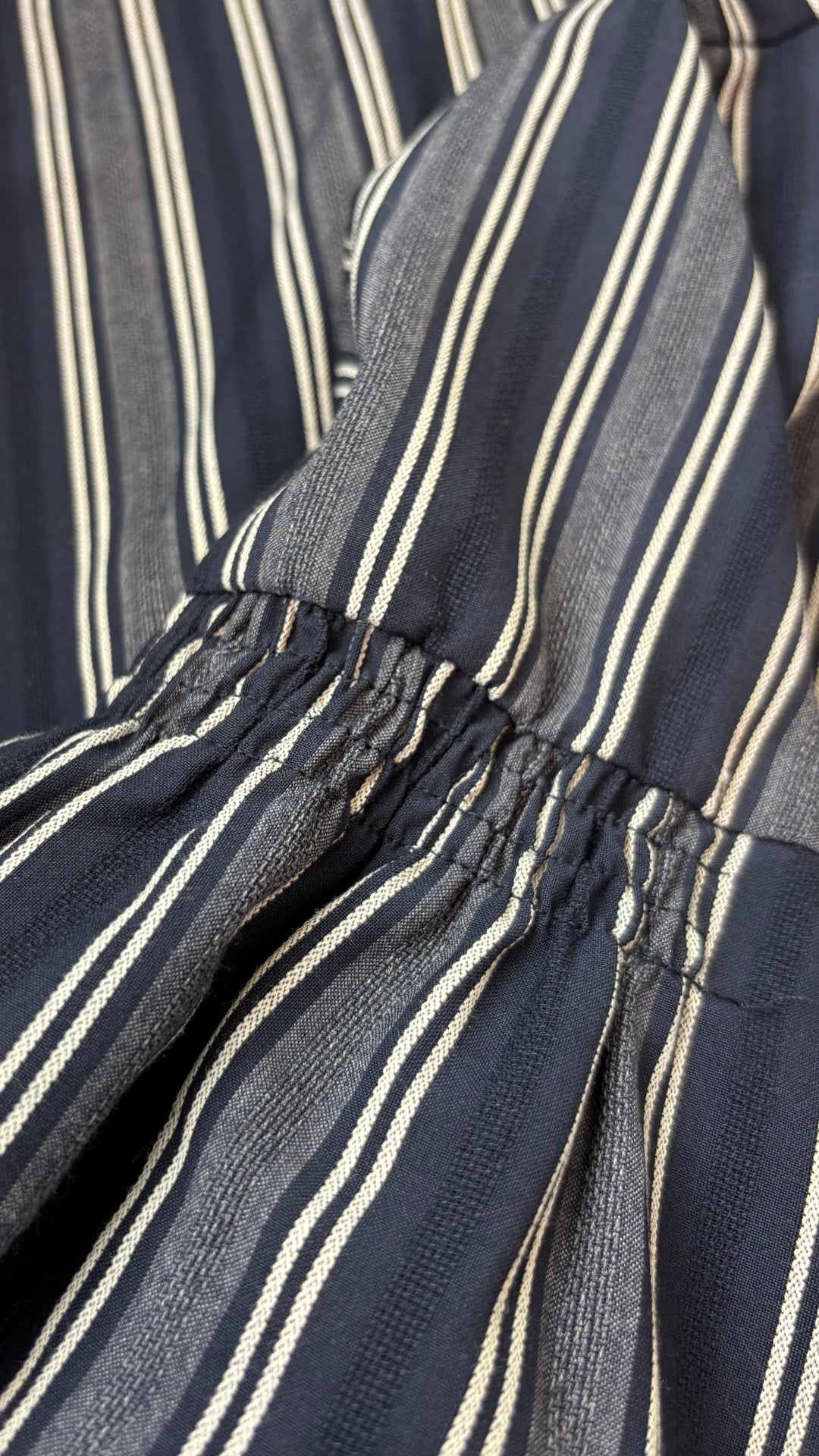 Robe en tissage à rayures à manches évasées plissées Banana Republic, taille 14. Vue de près du détail de la manche.