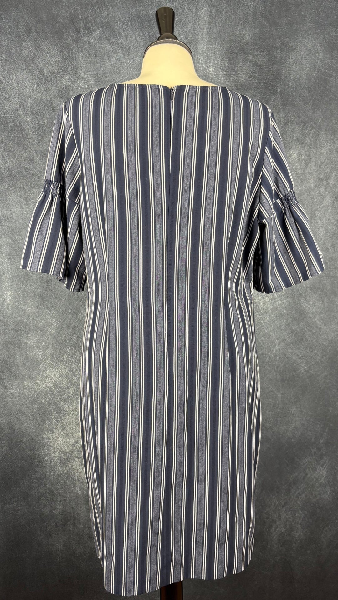 Robe en tissage à rayures à manches évasées plissées Banana Republic, taille 14. Vue de dos.