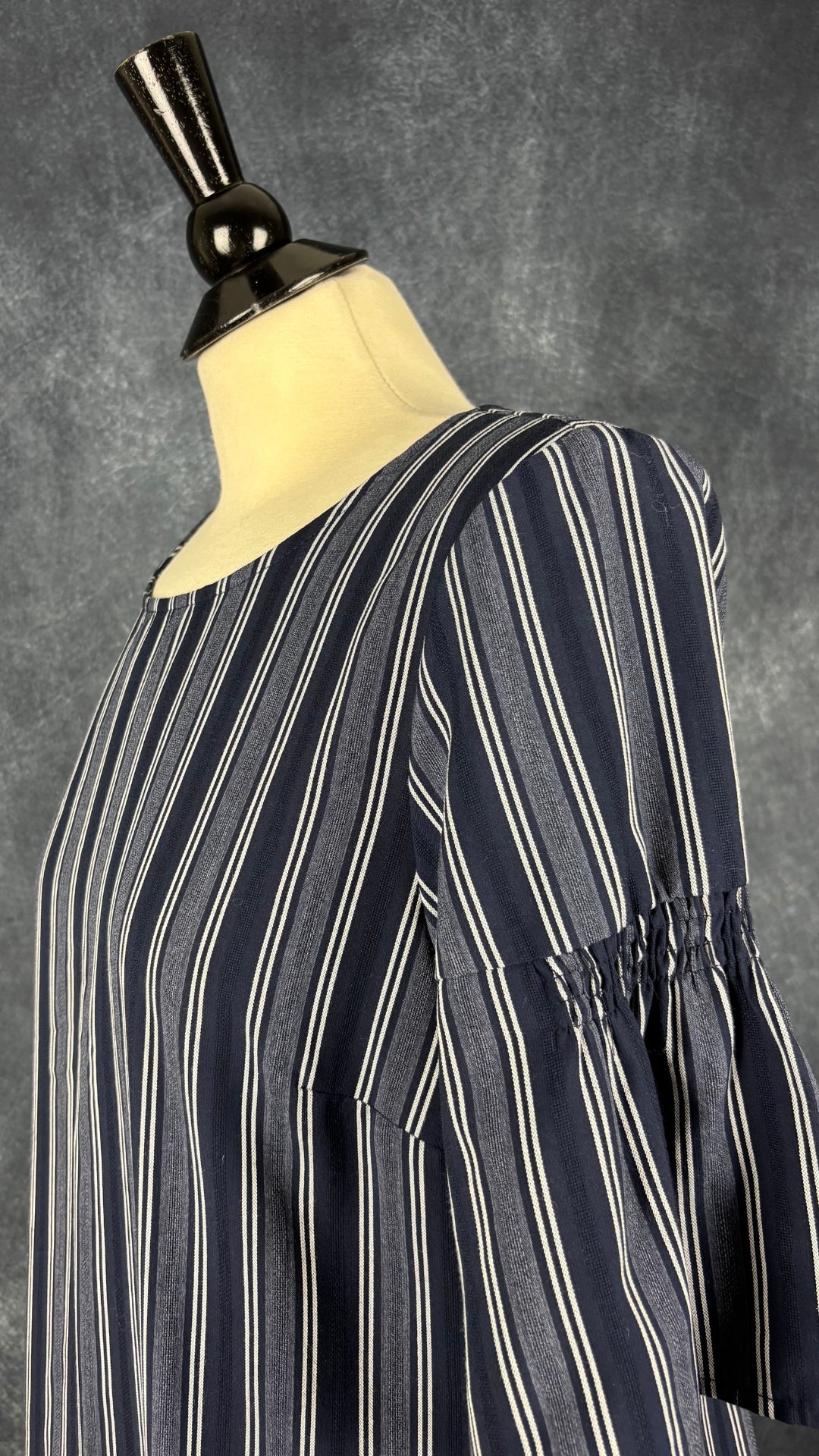 Robe en tissage à rayures à manches évasées plissées Banana Republic, taille 14. Vue de l'encolure.