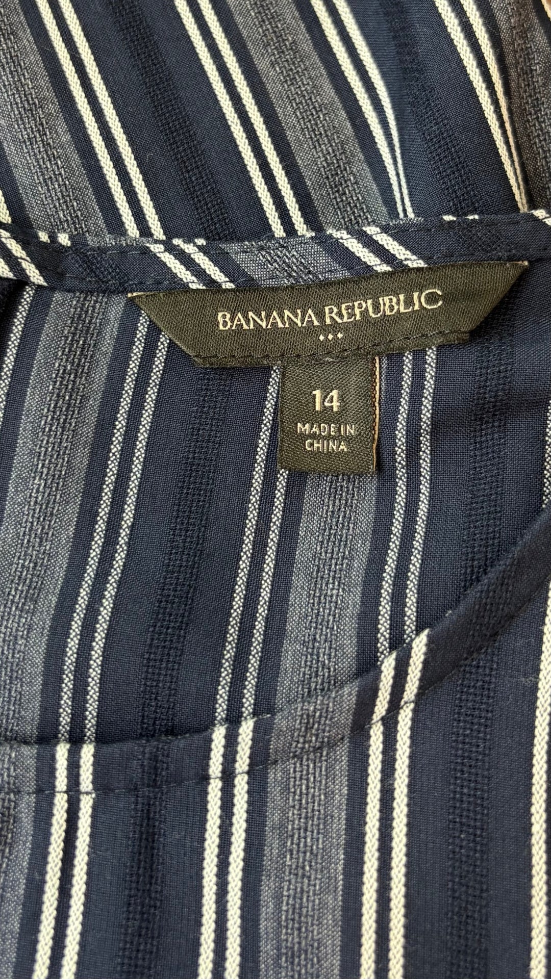 Robe en tissage à rayures à manches évasées plissées Banana Republic, taille 14. Vue de l'étiquette.