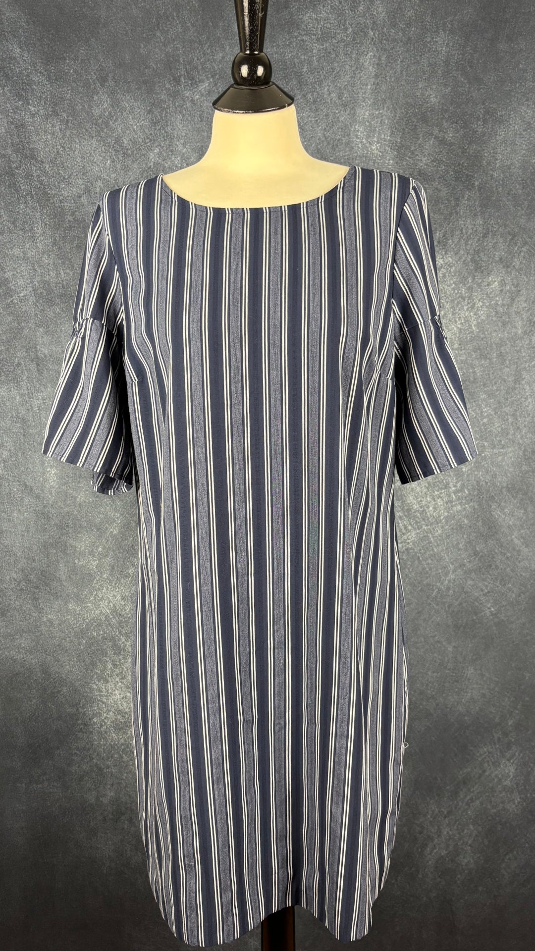 Robe en tissage à rayures à manches évasées plissées Banana Republic, taille 14. Vue de face.