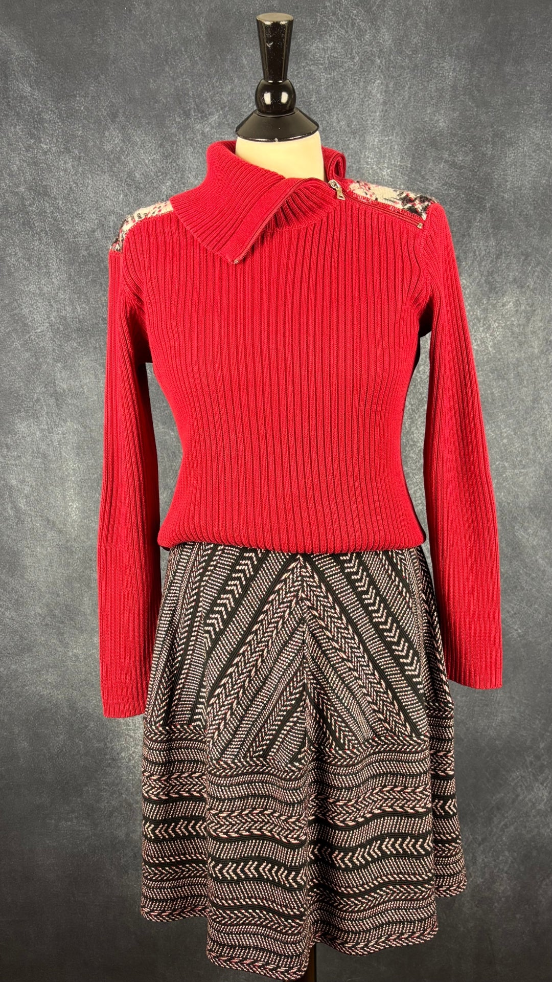 Robe tournoyante à motifs colorés BCBG MAXAZRIA, taille large (m/l). Vue de l'agencement avec le tricot Marc Aurel.