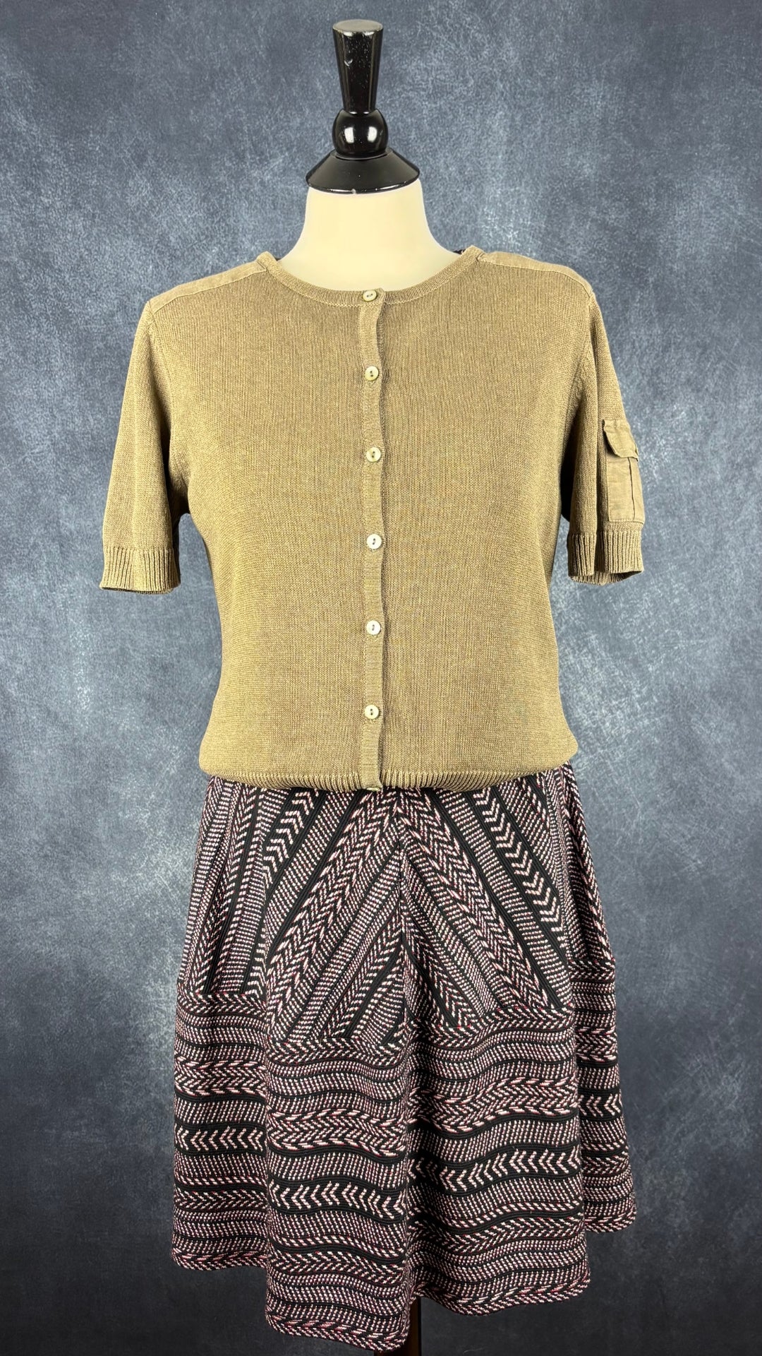 Robe tournoyante à motifs colorés BCBG MAXAZRIA, taille large (m/l). Vue de l'agencement avec le chandail cardigan Gardeur.
