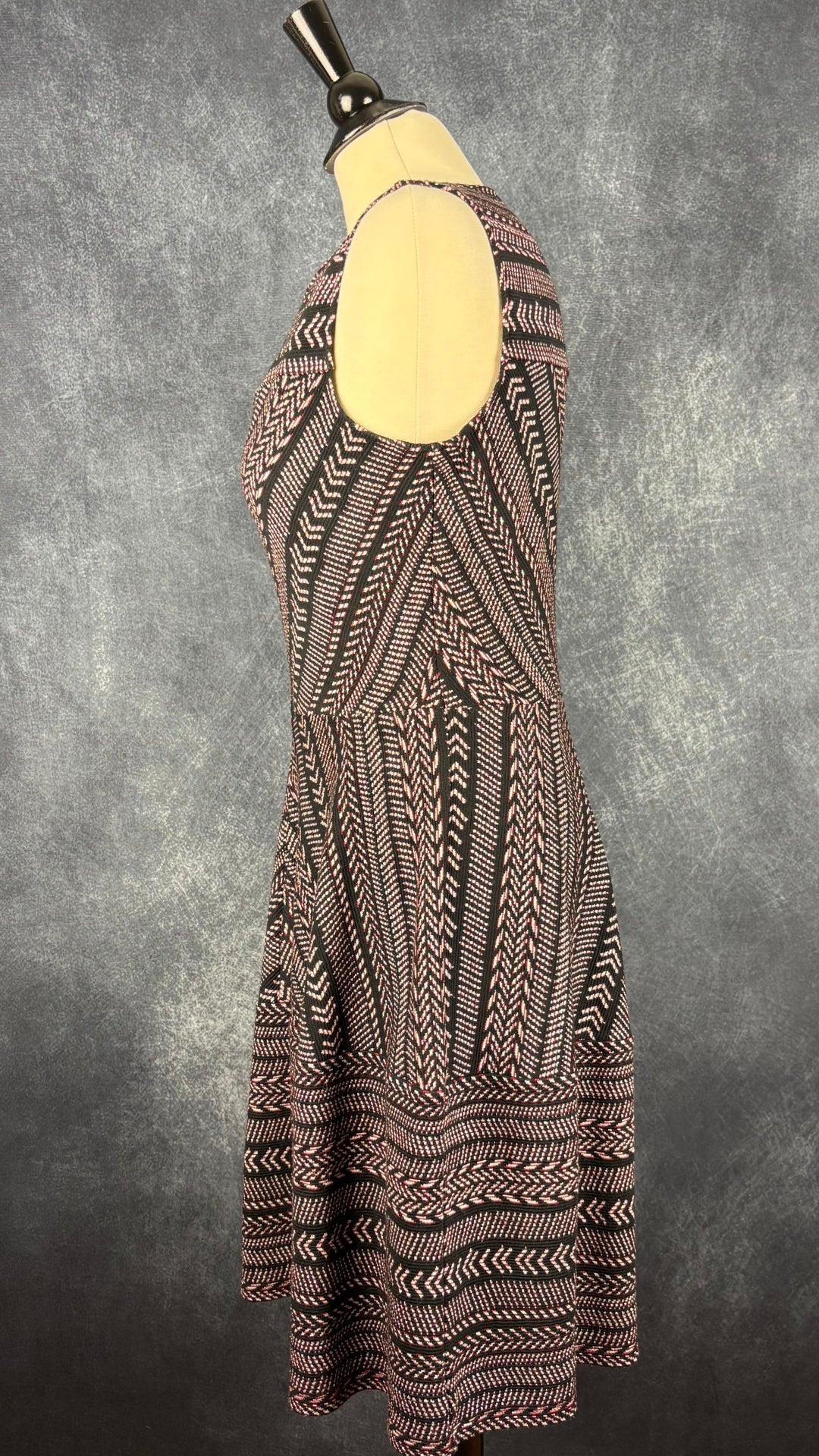 Robe tournoyante à motifs colorés BCBG MAXAZRIA, taille large (m/l). Vue de côté.