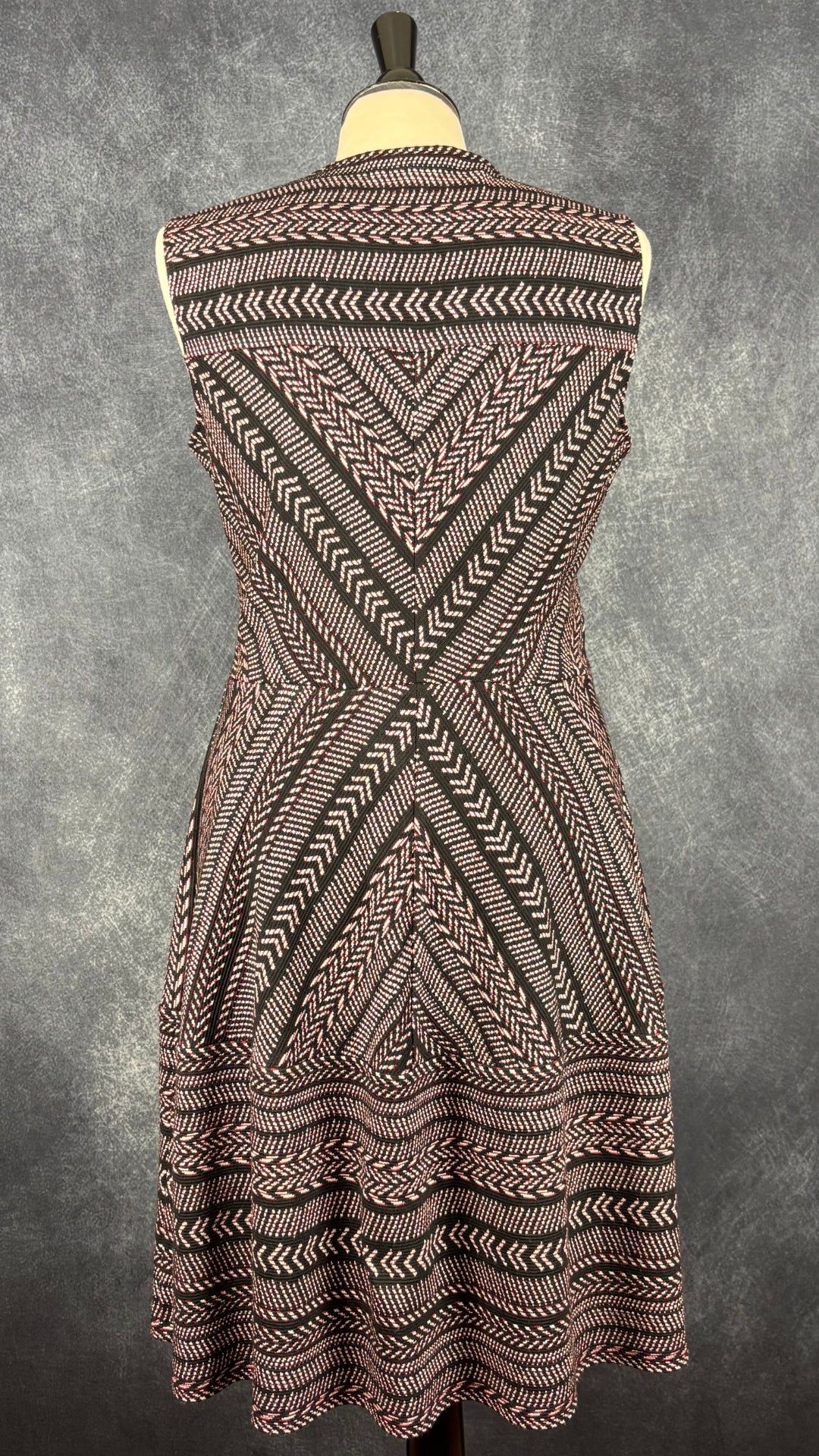 Robe tournoyante à motifs colorés BCBG MAXAZRIA, taille large (m/l). Vue de dos.