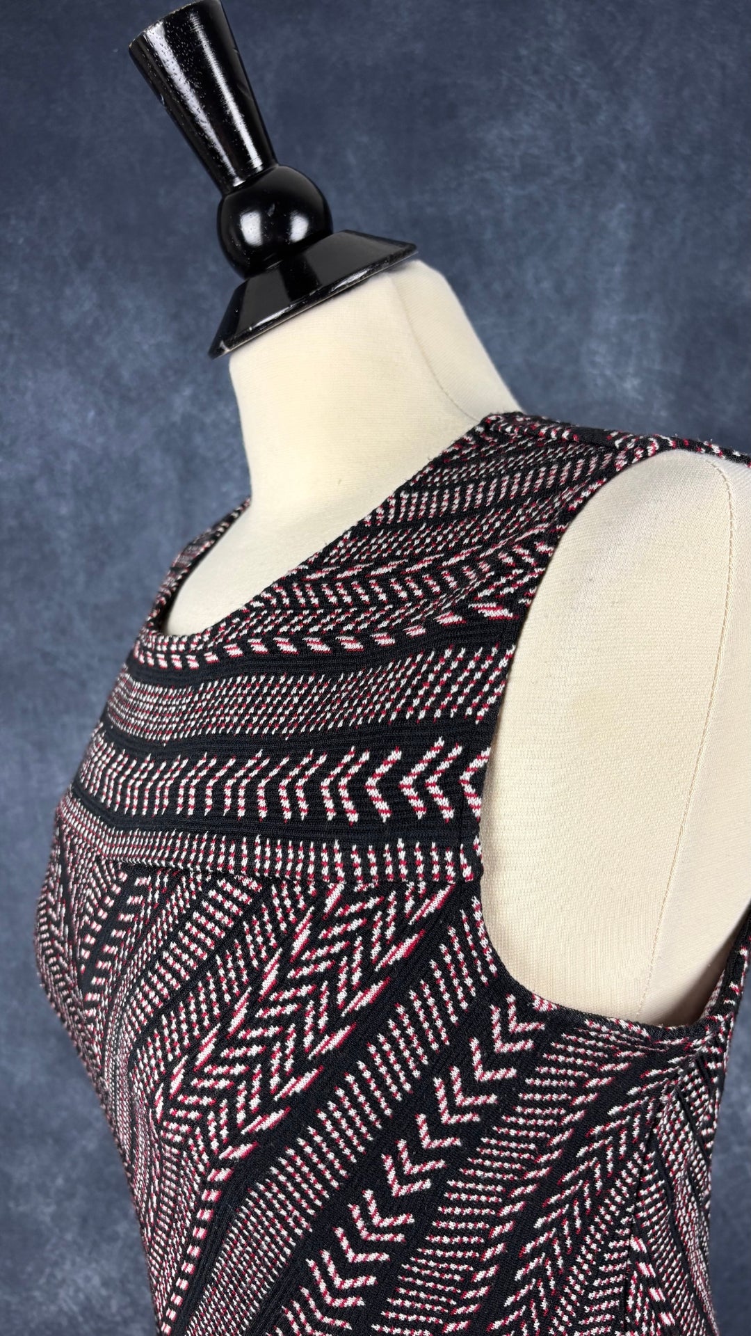 Robe tournoyante à motifs colorés BCBG MAXAZRIA, taille large (m/l). Vue de l'encolure.