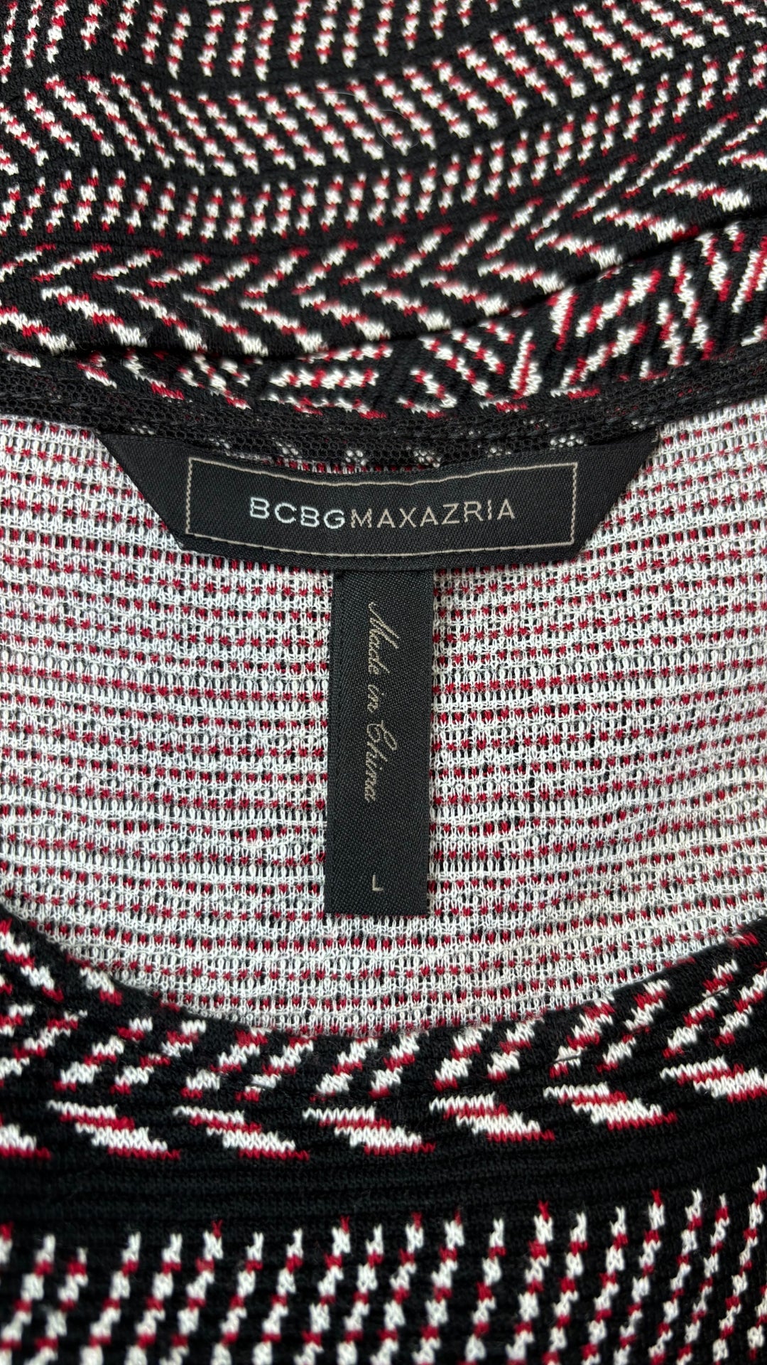 Robe tournoyante à motifs colorés BCBG MAXAZRIA, taille large (m/l). Vue de l'étiquette.