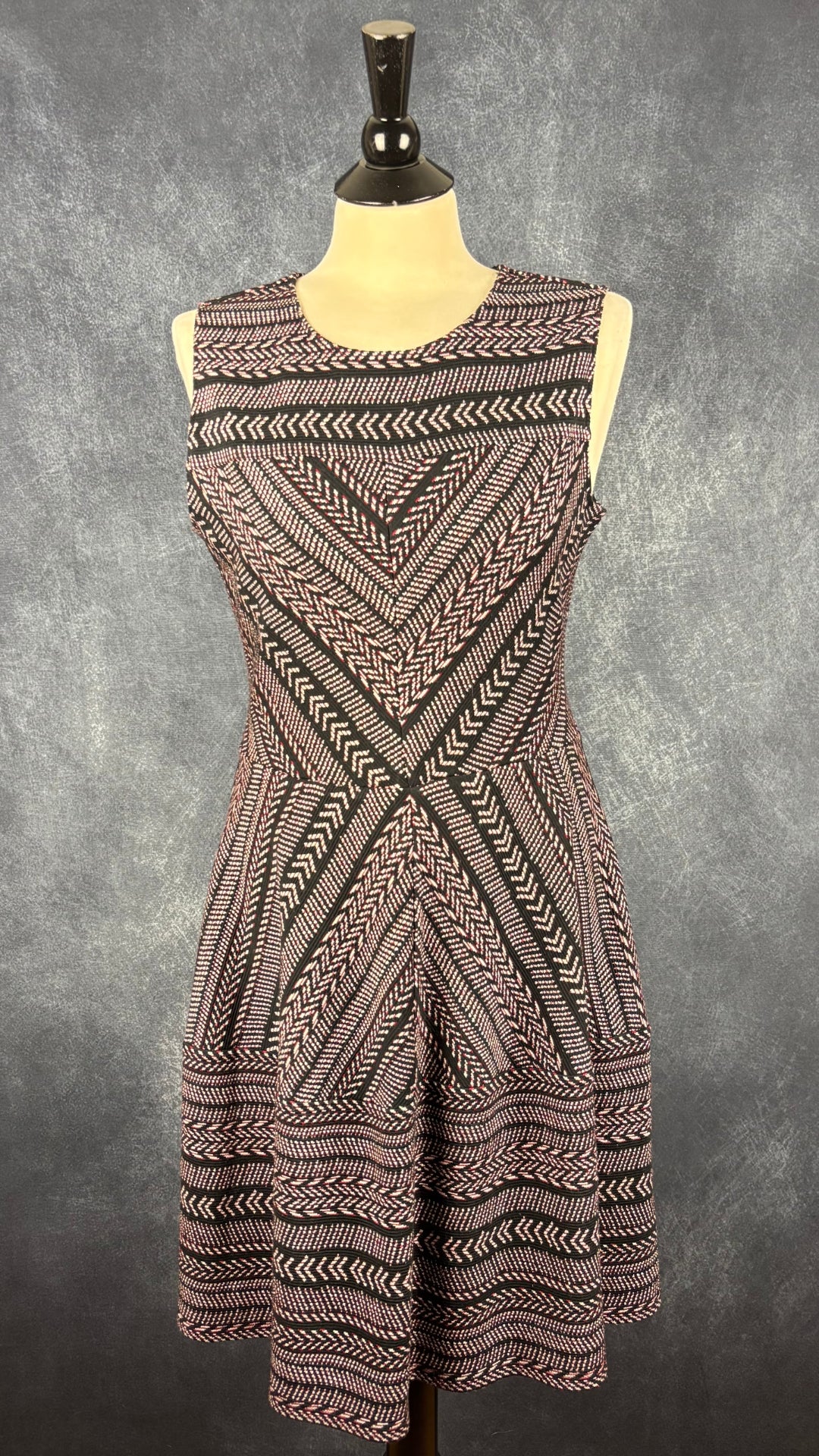 Robe tournoyante à motifs colorés BCBG MAXAZRIA, taille large (m/l). Vue de face.