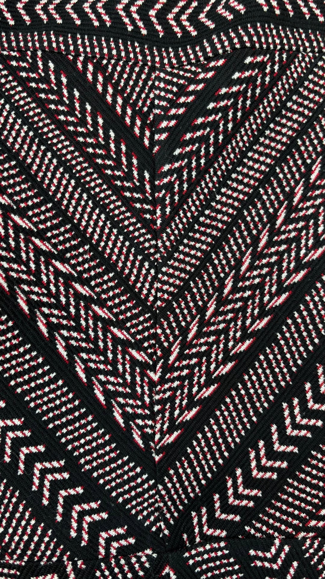 Robe tournoyante à motifs colorés BCBG MAXAZRIA, taille large (m/l). Vue de près du motif dans le tissu.
