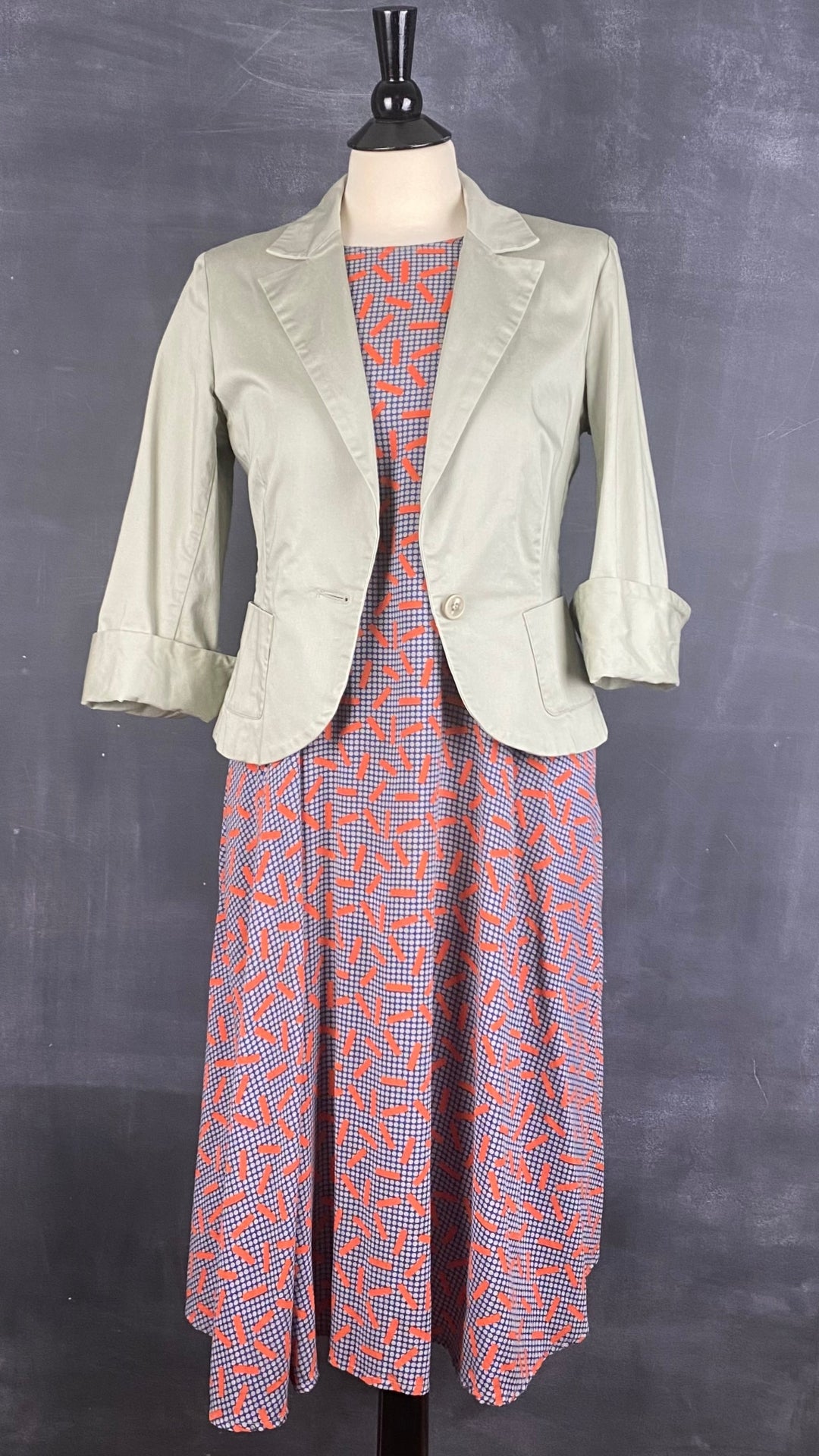 Robe trapèze à motifs Nathalie Du Pasquier pour American Apparel, taille one size. Vue de l'agencement avec le blazer sauge Sinequanone.