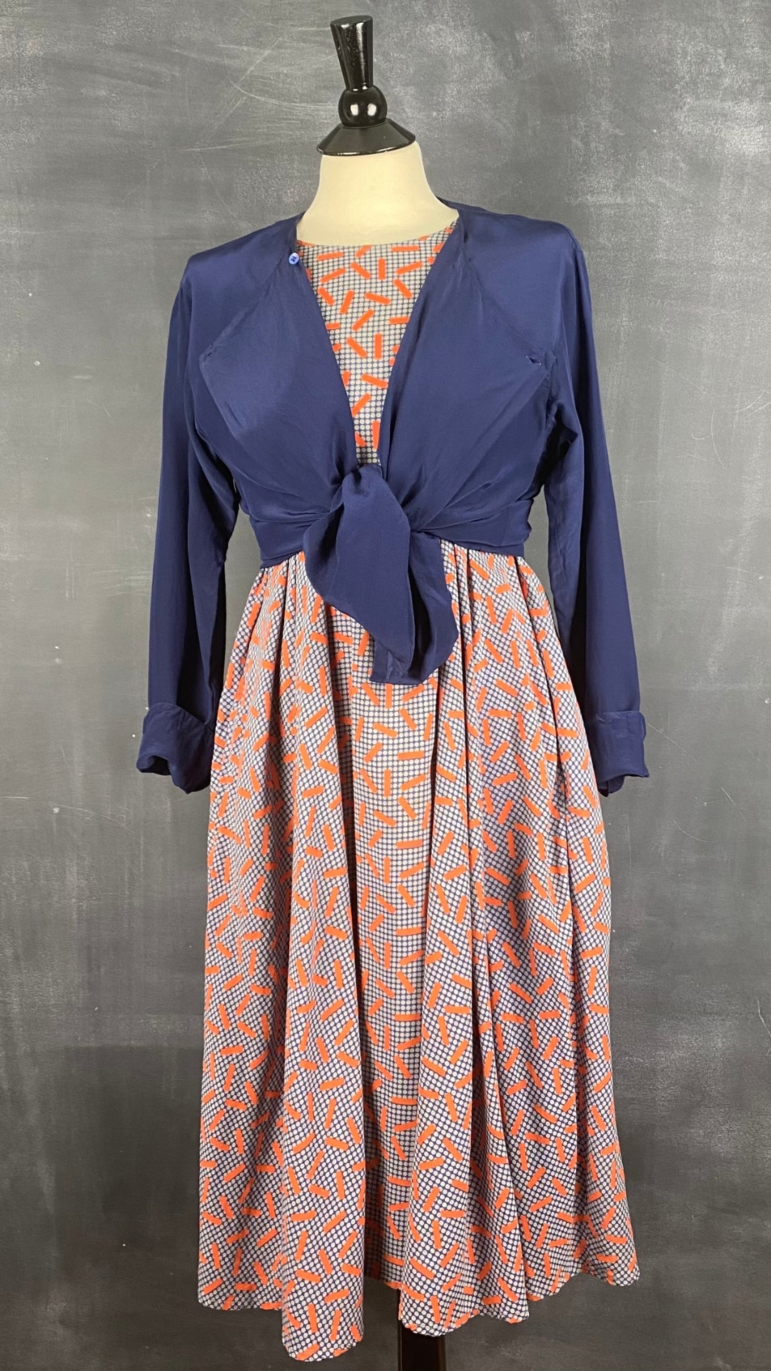 Robe trapèze à motifs Nathalie Du Pasquier pour American Apparel, taille one size. Vue de l'agencement avec la veste en soie Calvin Klein.