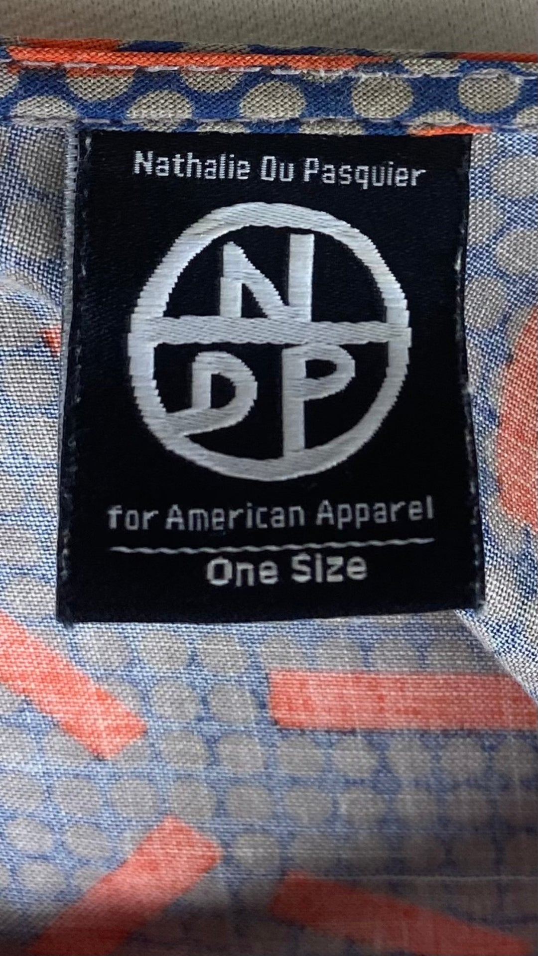 Robe trapèze à motifs Nathalie Du Pasquier pour American Apparel, taille one size. Vue de l'étiquette de marque et taille.