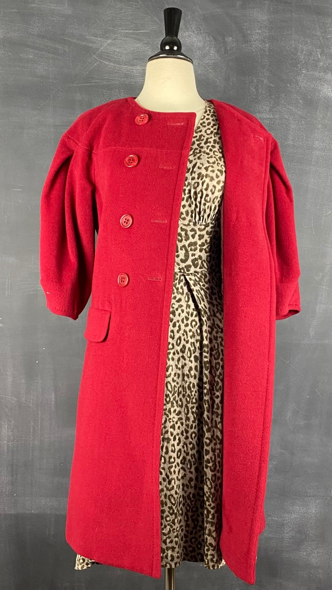 Robe en tricot fin et doux à motif léopard Banana Republic, taille xs-s. Vue de l'agencement avec le manteau rouge en laine à manches ballon.