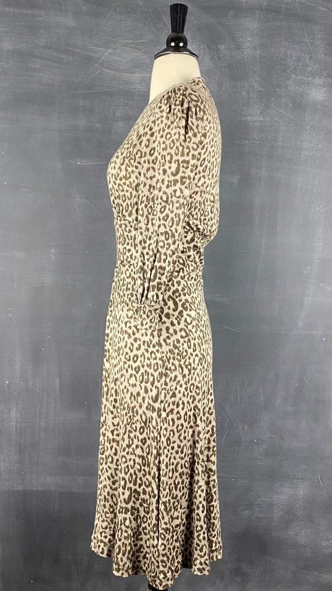 Robe en tricot fin et doux à motif léopard Banana Republic, taille xs-s. Vue de côté.