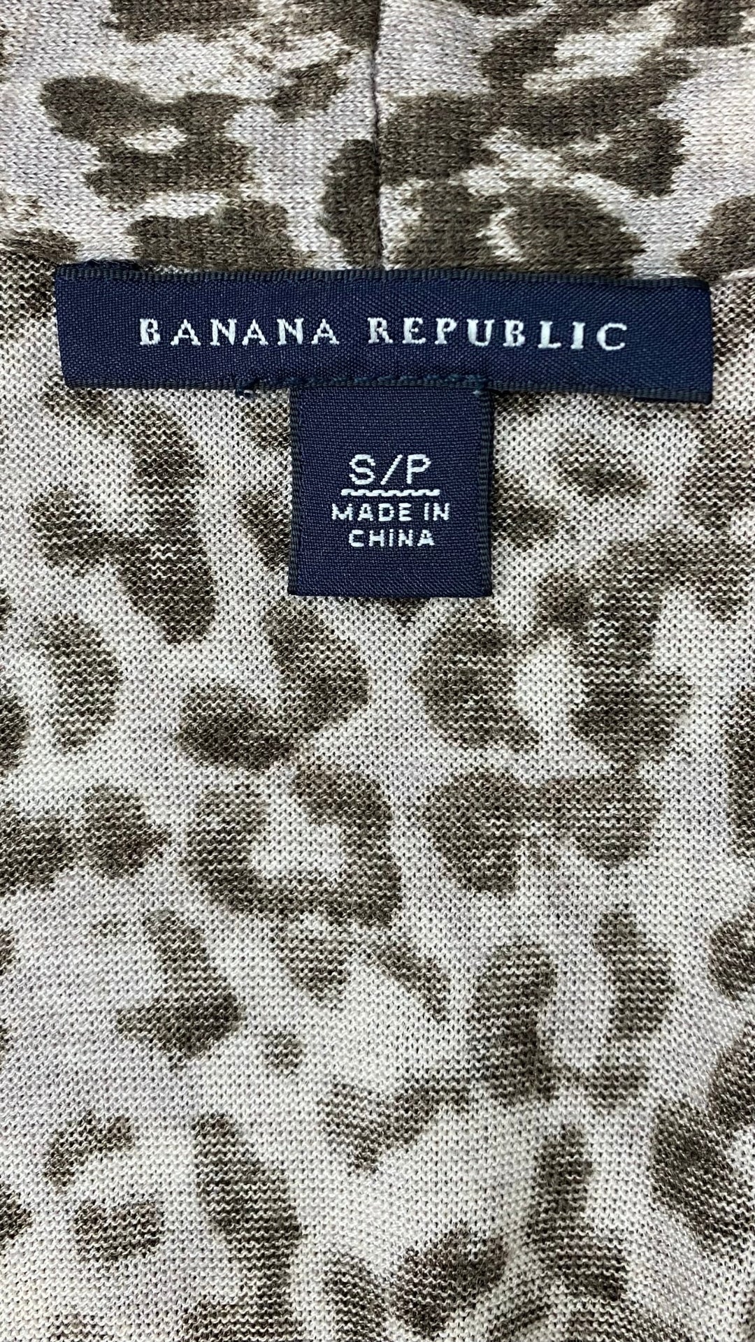 Robe en tricot fin et doux à motif léopard Banana Republic, taille xs-s. Vue de l'étiquette de marque et taille.