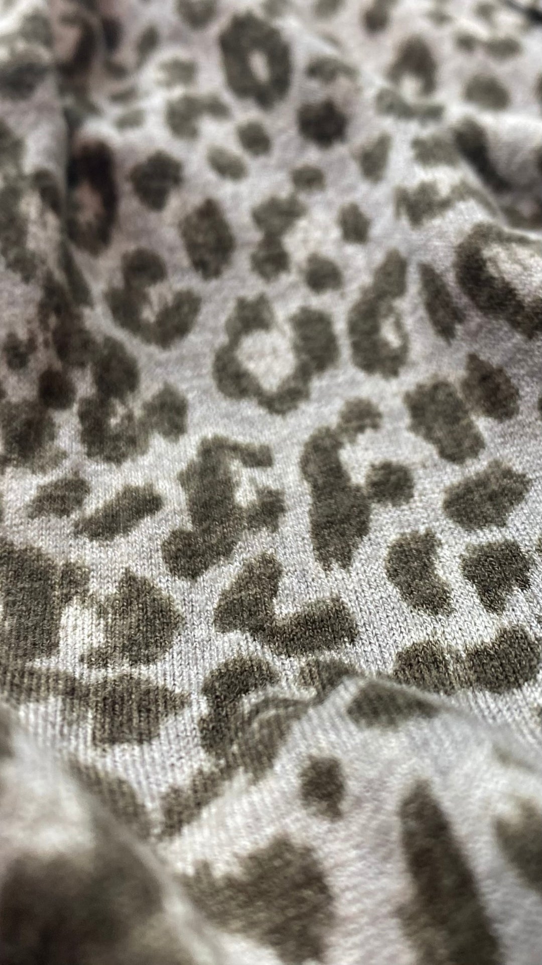 Robe en tricot fin et doux à motif léopard Banana Republic, taille xs-s. Vue de près du tissu.