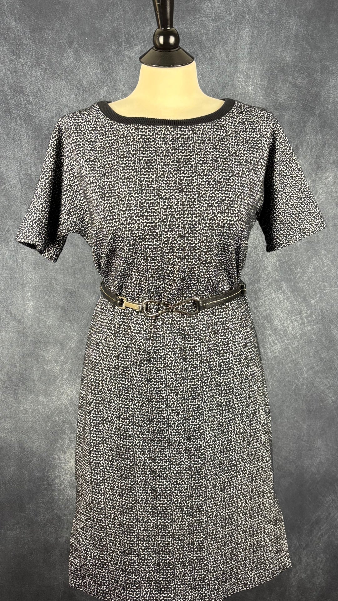 Robe en tricot à motif graphique à manches dolman courtes Weekend MaxMara, taille estimée à m/l. Vue de l'agencement avec la ceinture taille unique Les Ailes de la Mode.