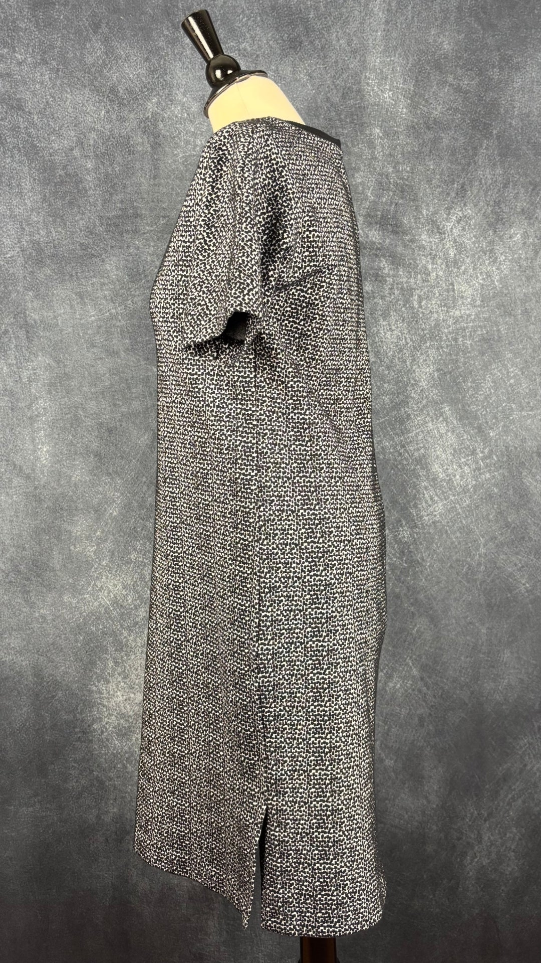 Robe en tricot à motif graphique à manches dolman courtes Weekend MaxMara, taille estimée à m/l. Vue de côté.