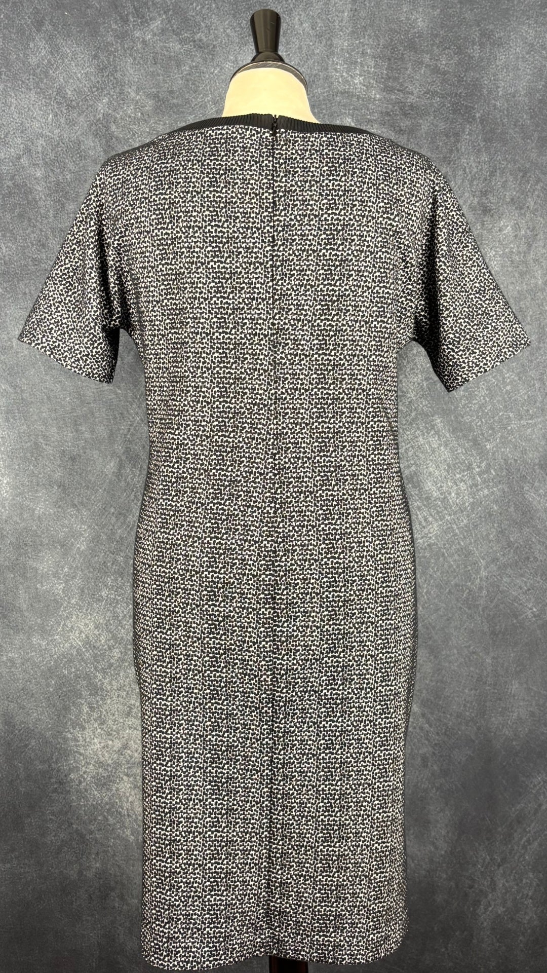 Robe en tricot à motif graphique à manches dolman courtes Weekend MaxMara, taille estimée à m/l. Vue de dos.