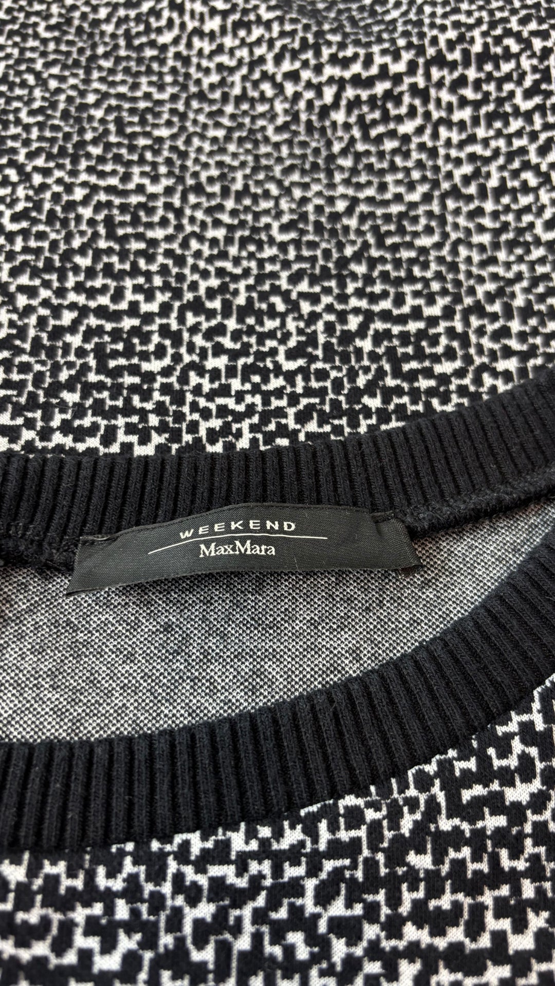 Robe en tricot à motif graphique à manches dolman courtes Weekend MaxMara, taille estimée à m/l. Vue de l'étiquette.