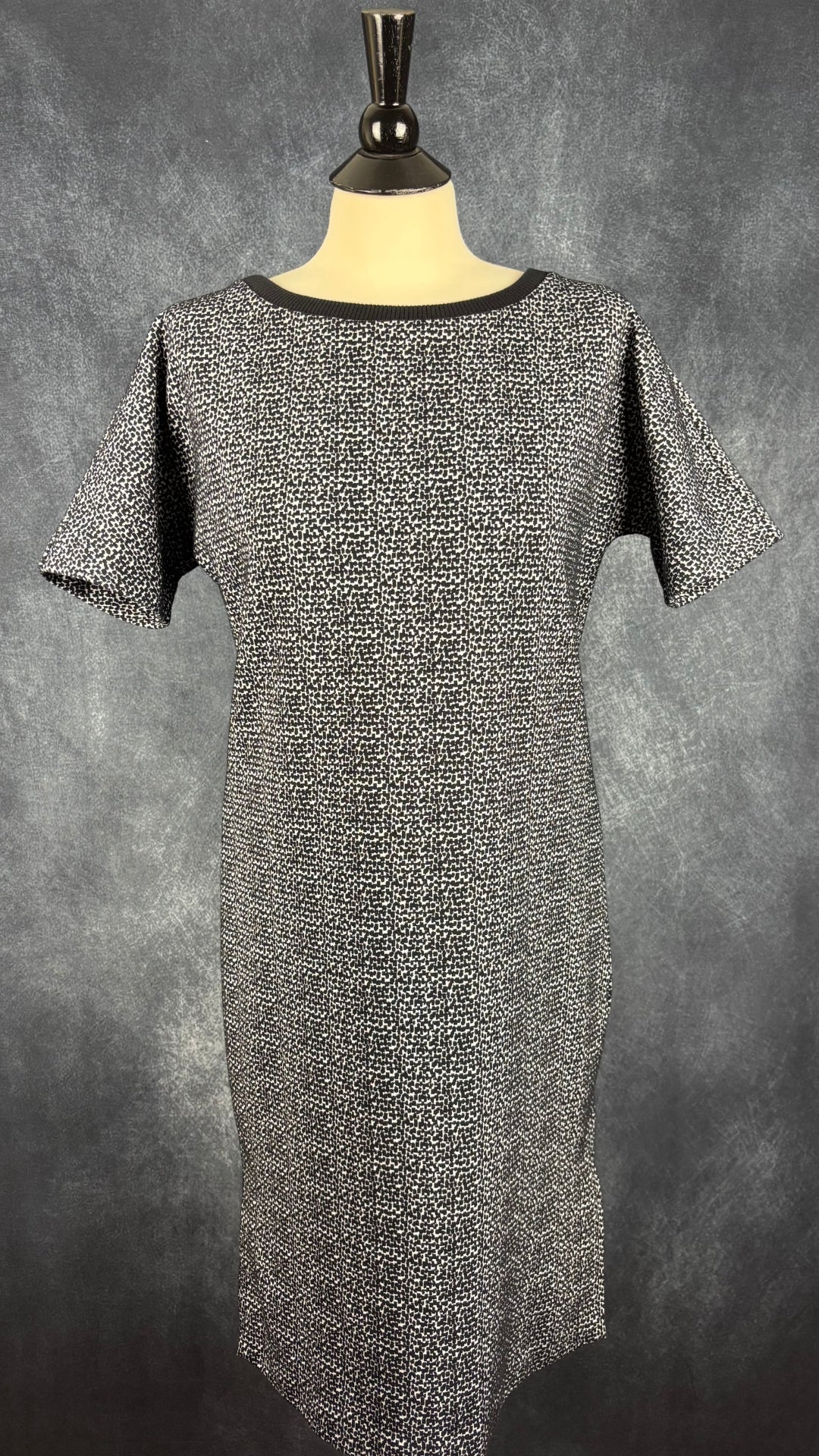 Robe en tricot à motif graphique à manches dolman courtes Weekend MaxMara, taille estimée à m/l. Vue de face.