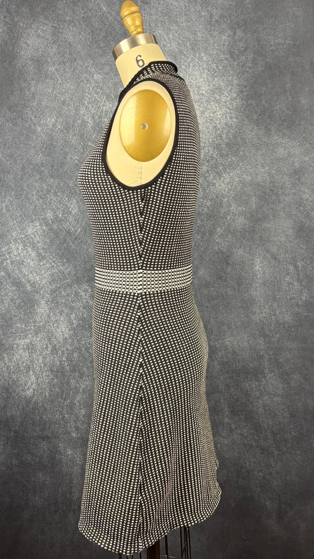 Robe en tricot à motifs blancs et noirs Theory, taille medium (fait plus small). Vue de côté.