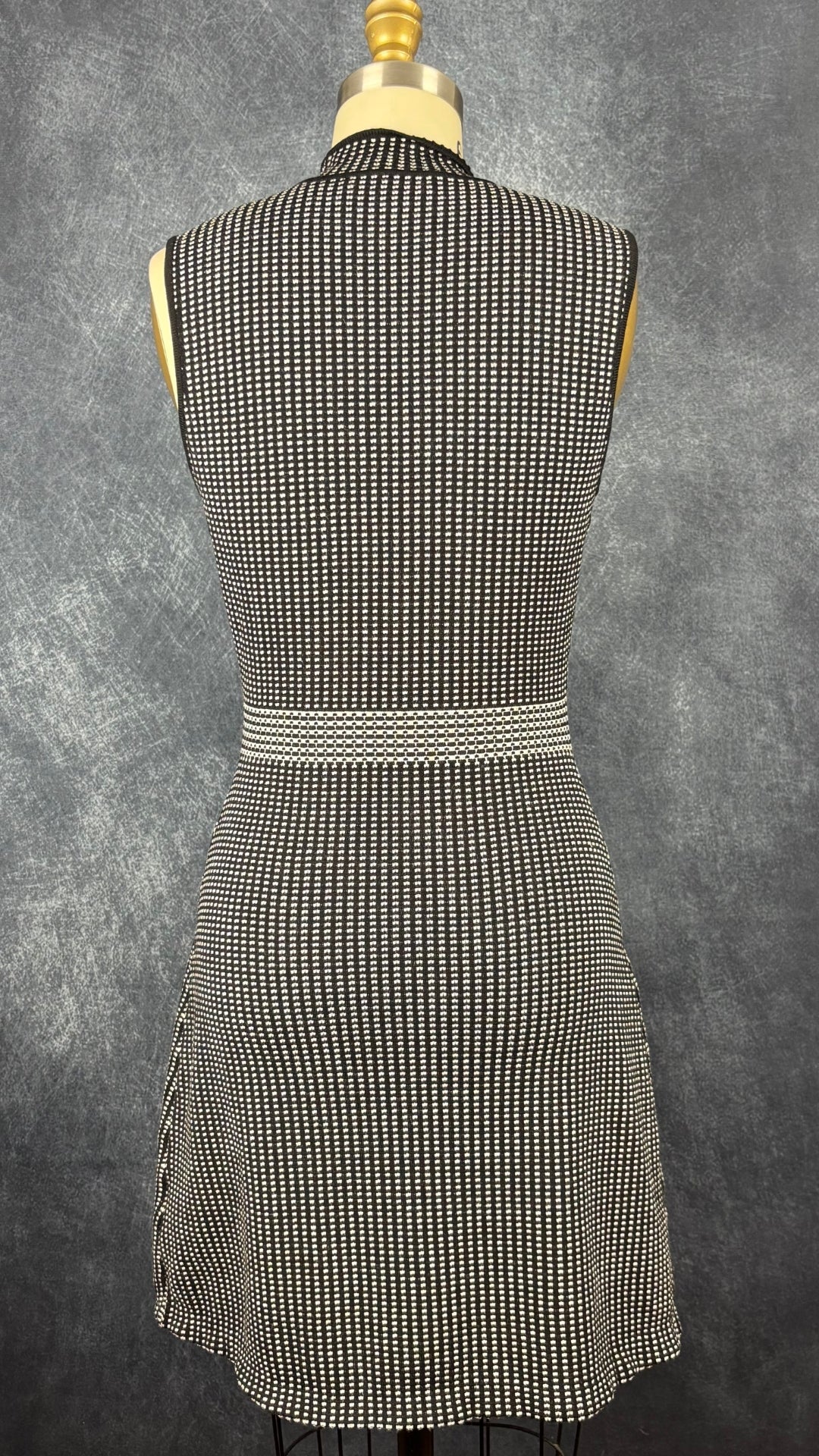 Robe en tricot à motifs blancs et noirs Theory, taille medium (fait plus small). Vue de dos.