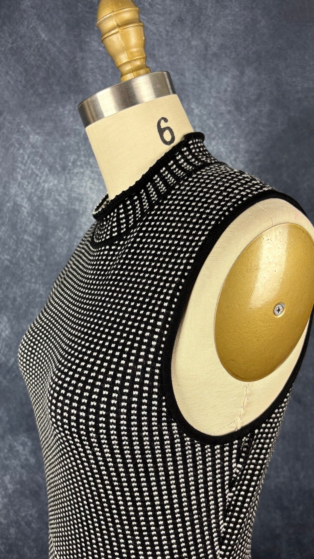 Robe en tricot à motifs blancs et noirs Theory, taille medium (fait plus small). Vue de l'encolure.