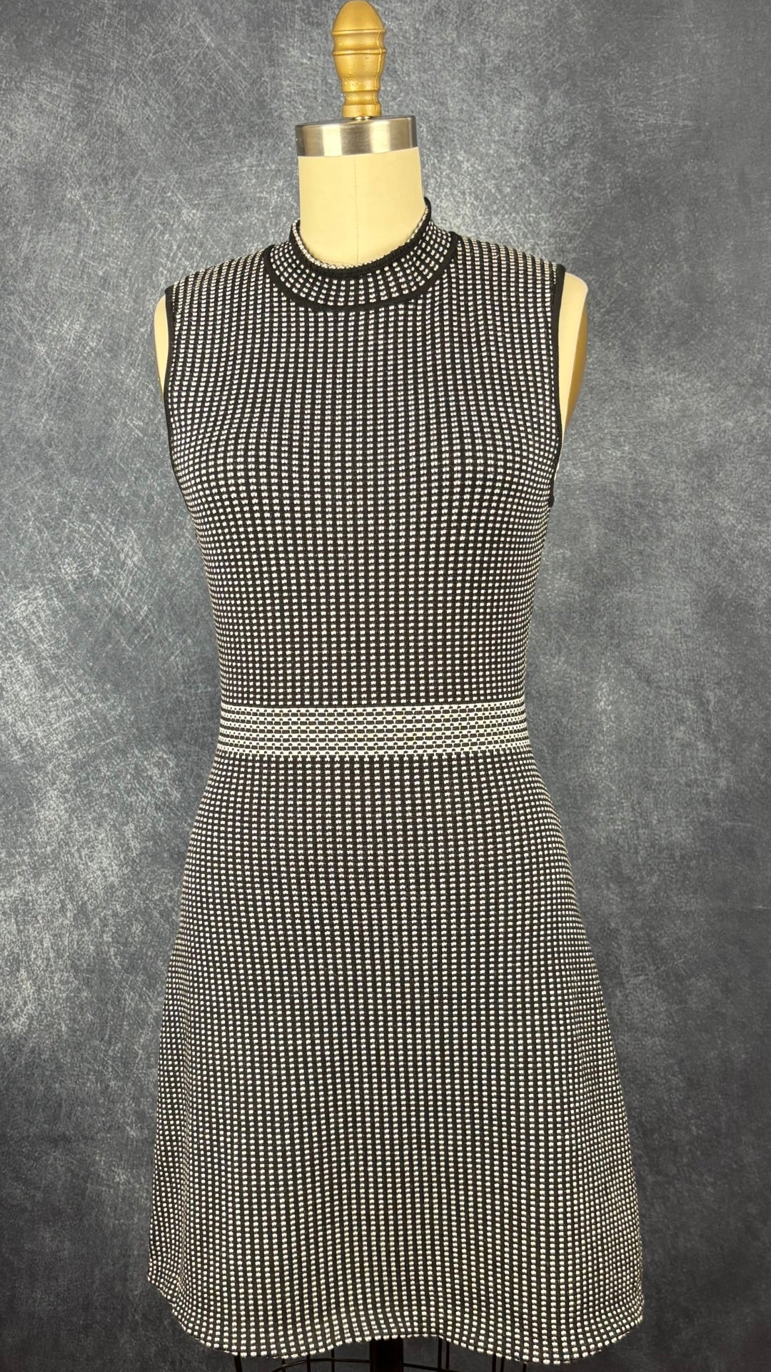 Robe en tricot à motifs blancs et noirs Theory, taille medium (fait plus small). Vue de face.