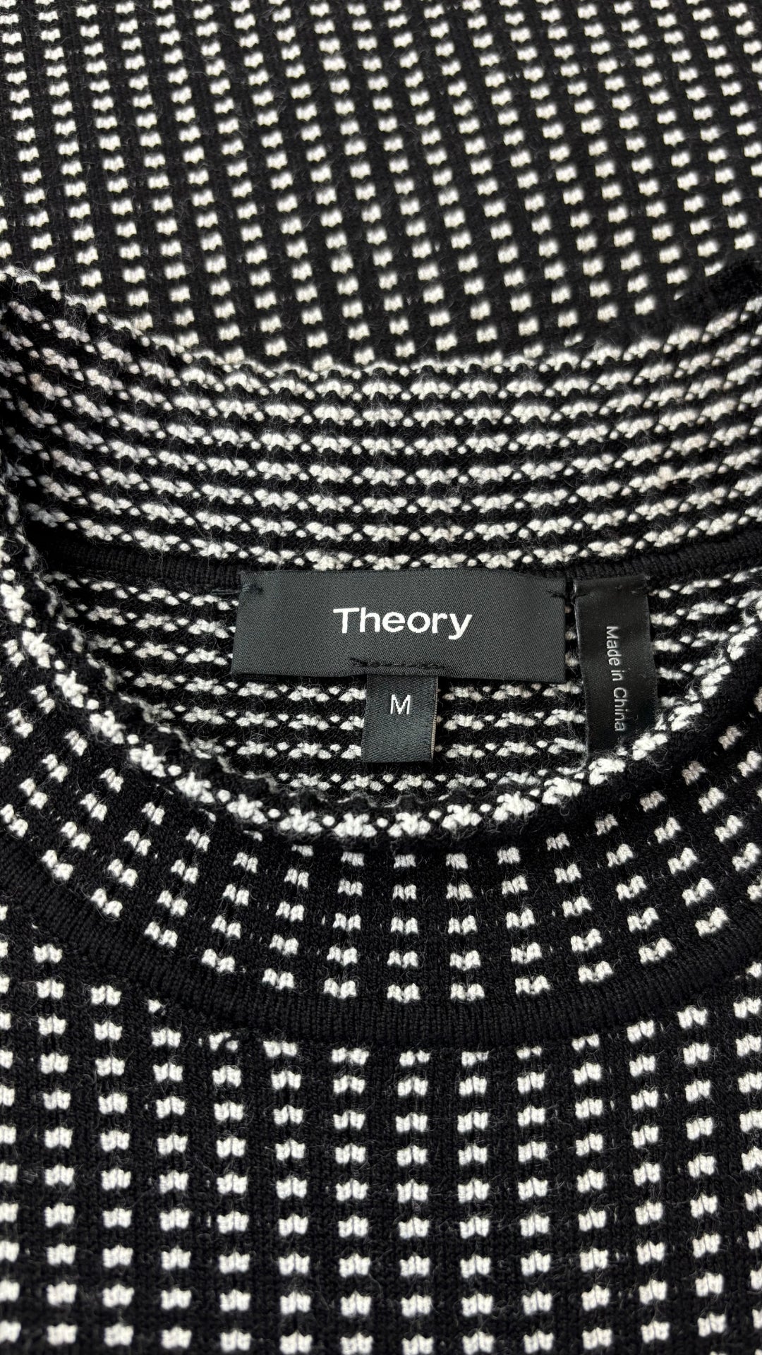 Robe en tricot à motifs blancs et noirs Theory, taille medium (fait plus small). Vue de l'étiquette.