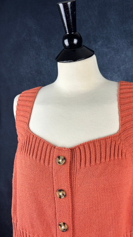 Robe en tricot de coton orangé doux Jackson Rowe. Vue de l'encolure.