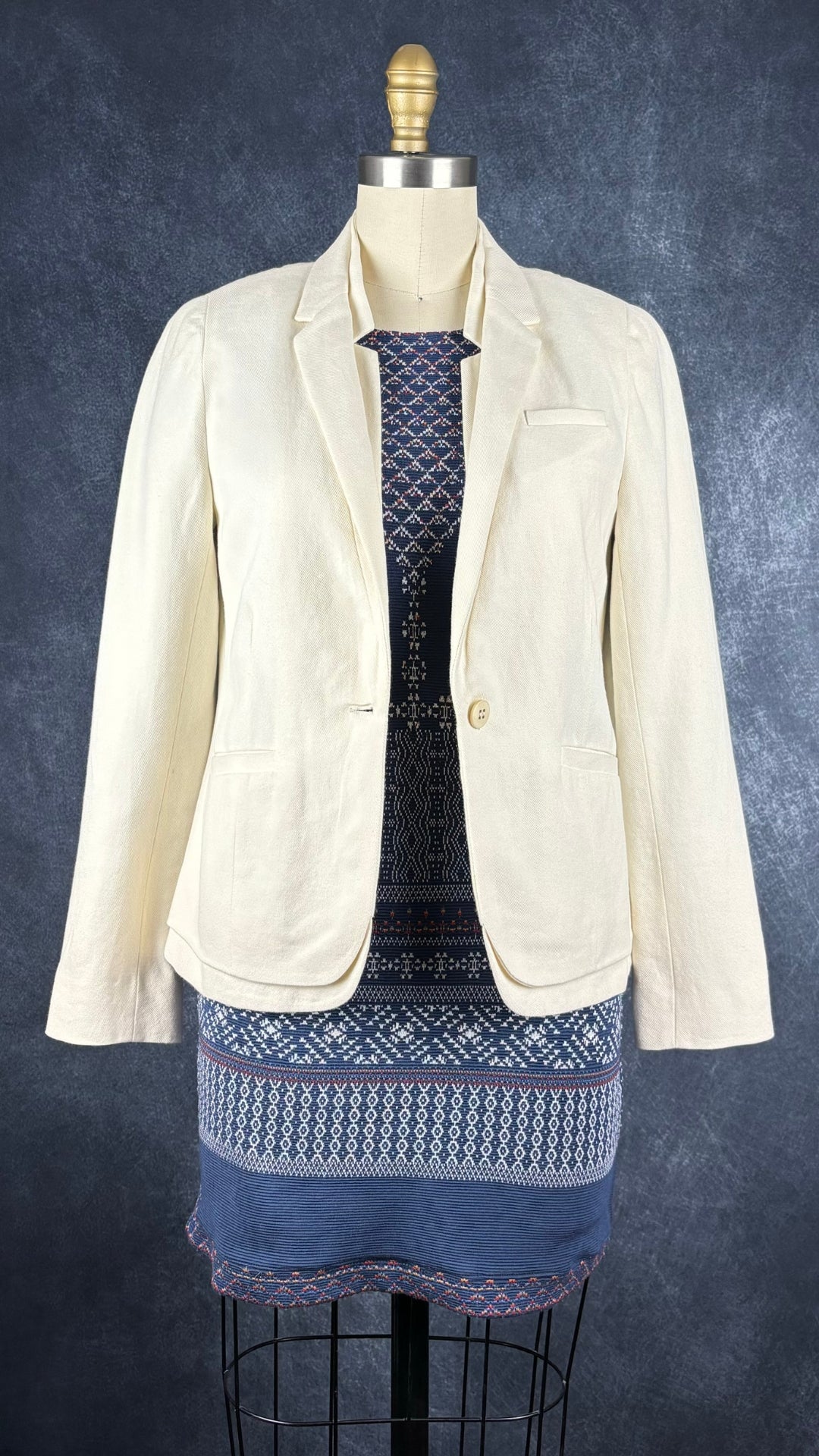 Robe tunique à motifs colorés BCBG MaxAzria, taille xs. Vue de l'agencement avec le blazer crème J.Brand.