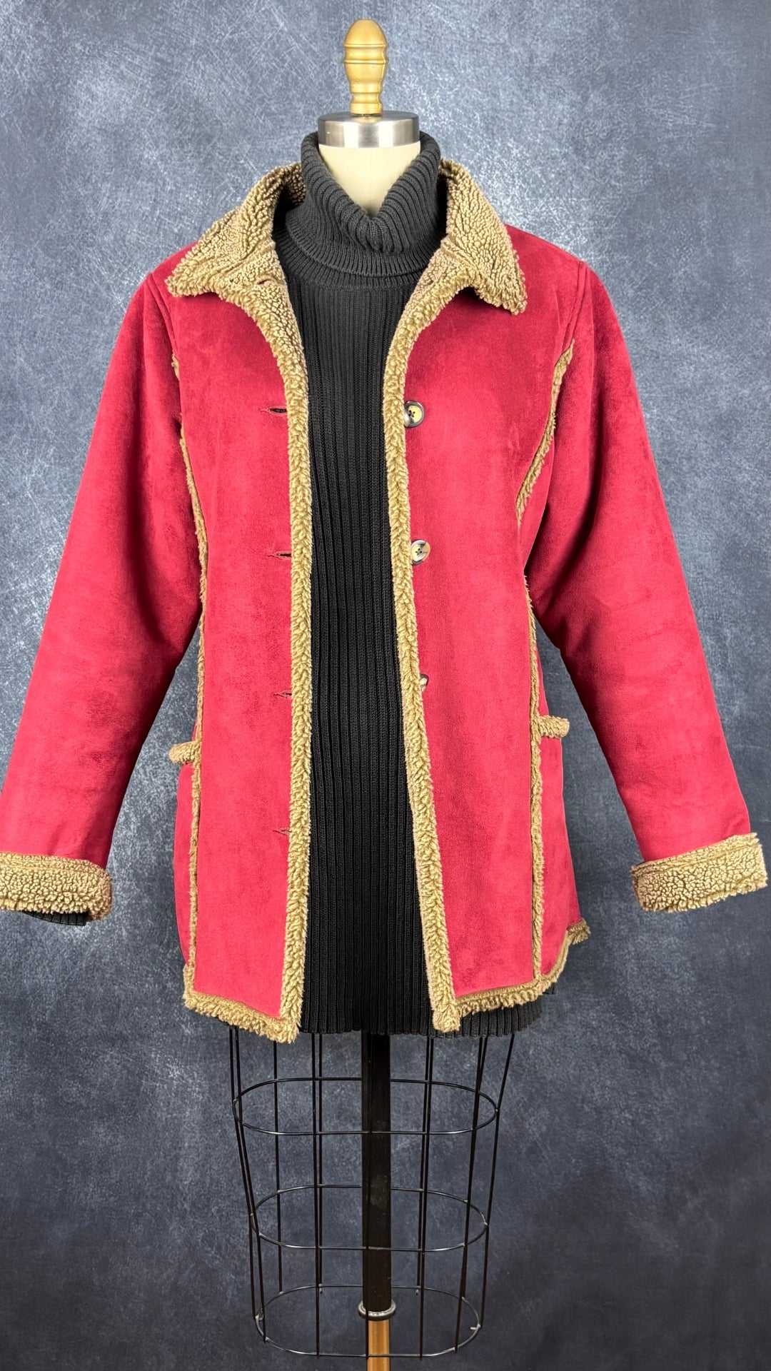 Robe tunique noire en tricot à col roulé Marc Cain, taille estimée à xs/s. Vue de l'agencement avec le manteau rouge et brun L.L. Bean.