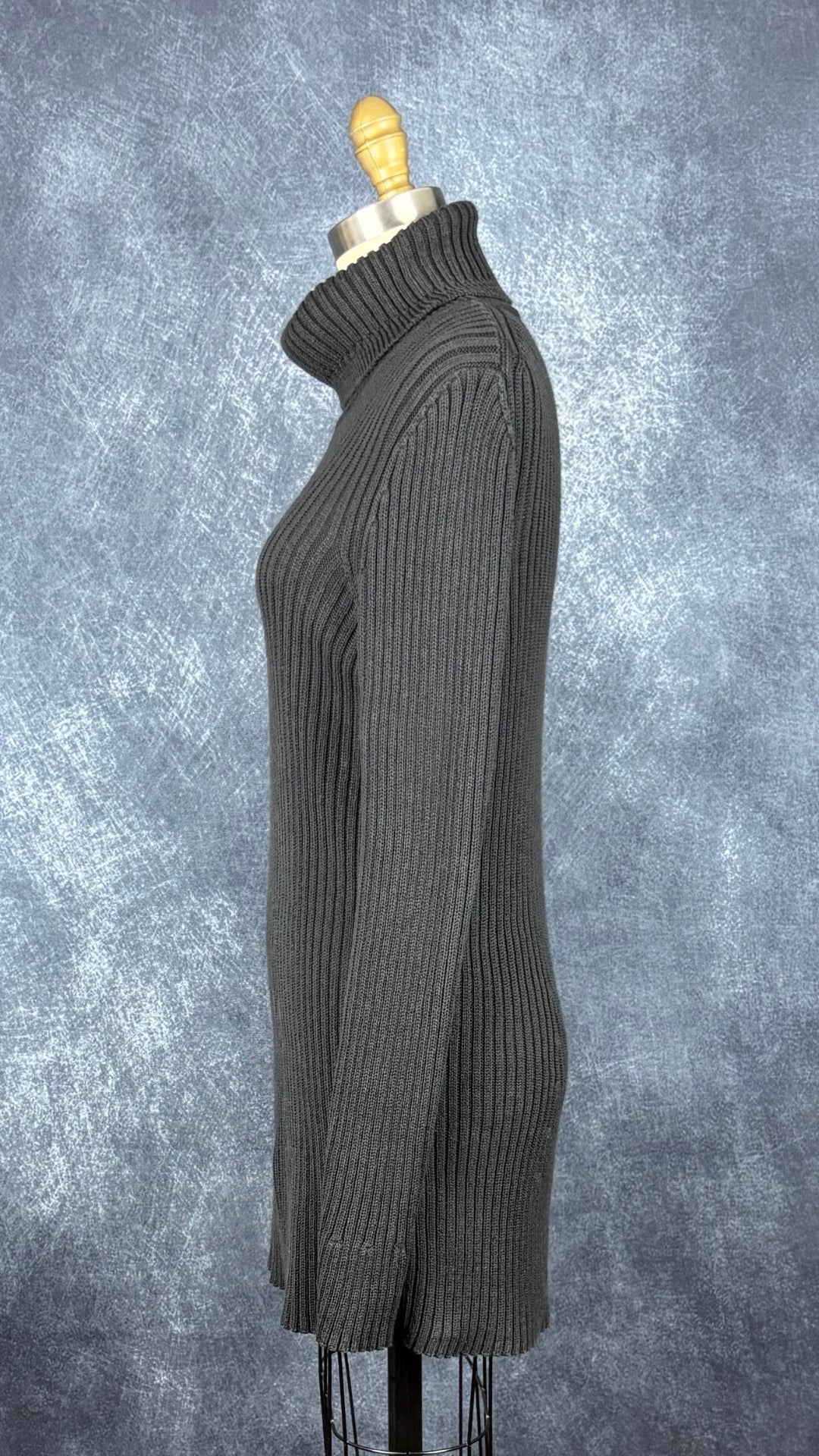 Robe tunique noire en tricot à col roulé Marc Cain, taille estimée à xs/s. Vue de côté.