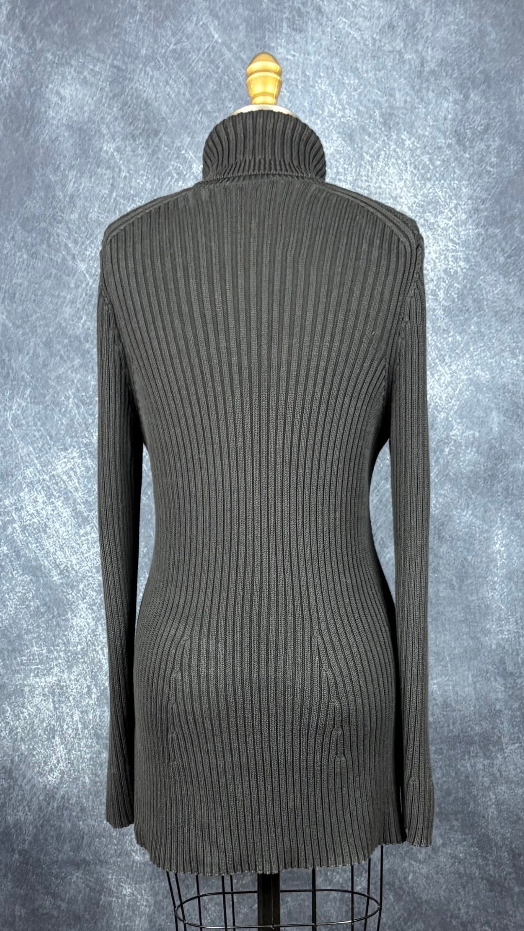 Robe tunique noire en tricot à col roulé Marc Cain, taille estimée à xs/s. Vue de dos.