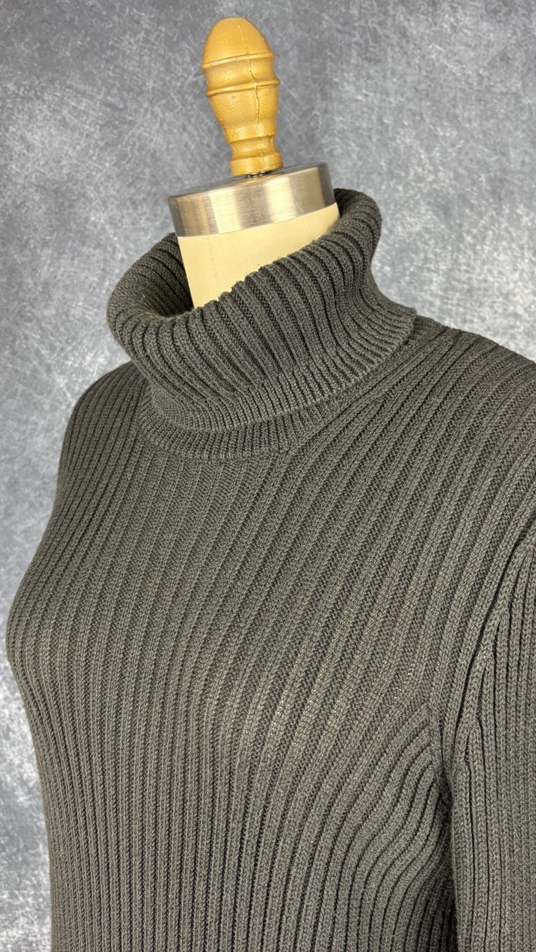 Robe tunique noire en tricot à col roulé Marc Cain, taille estimée à xs/s. Vue de l'encolure.