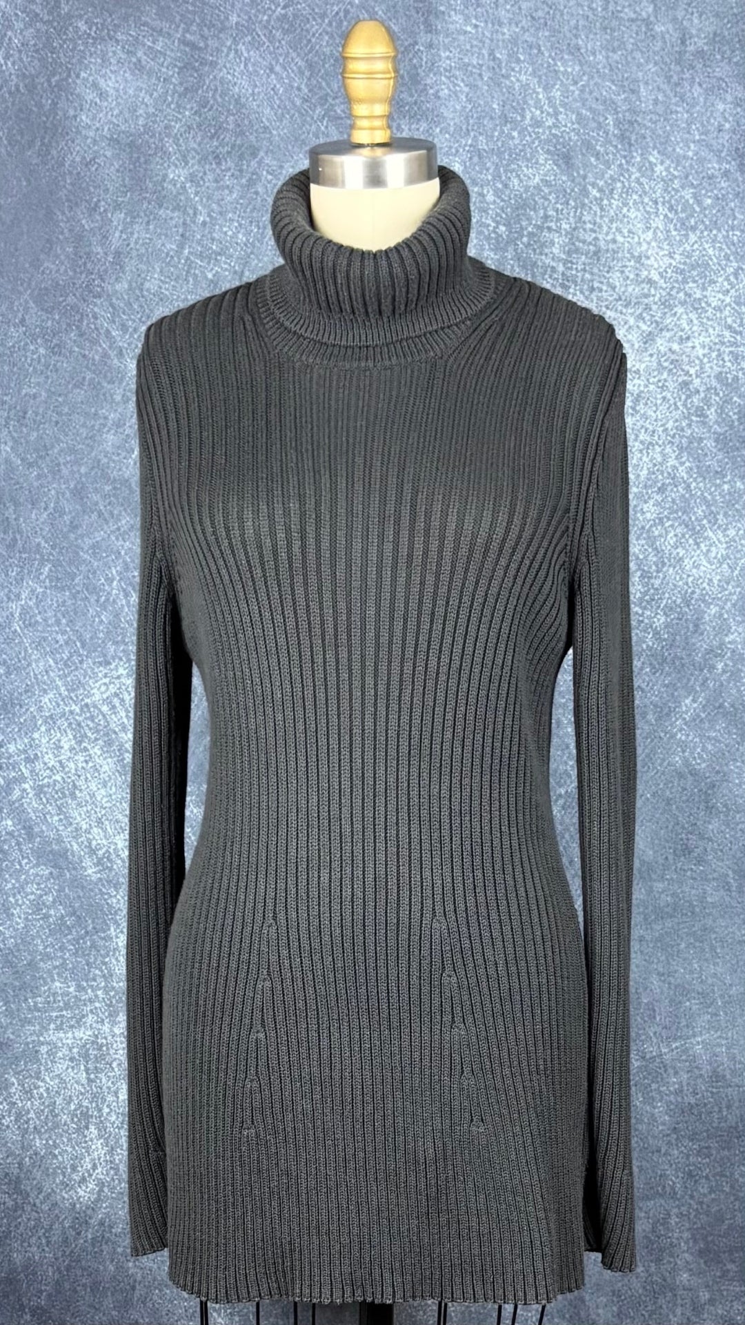 Robe tunique noire en tricot à col roulé Marc Cain, taille estimée à xs/s. Vue de face.