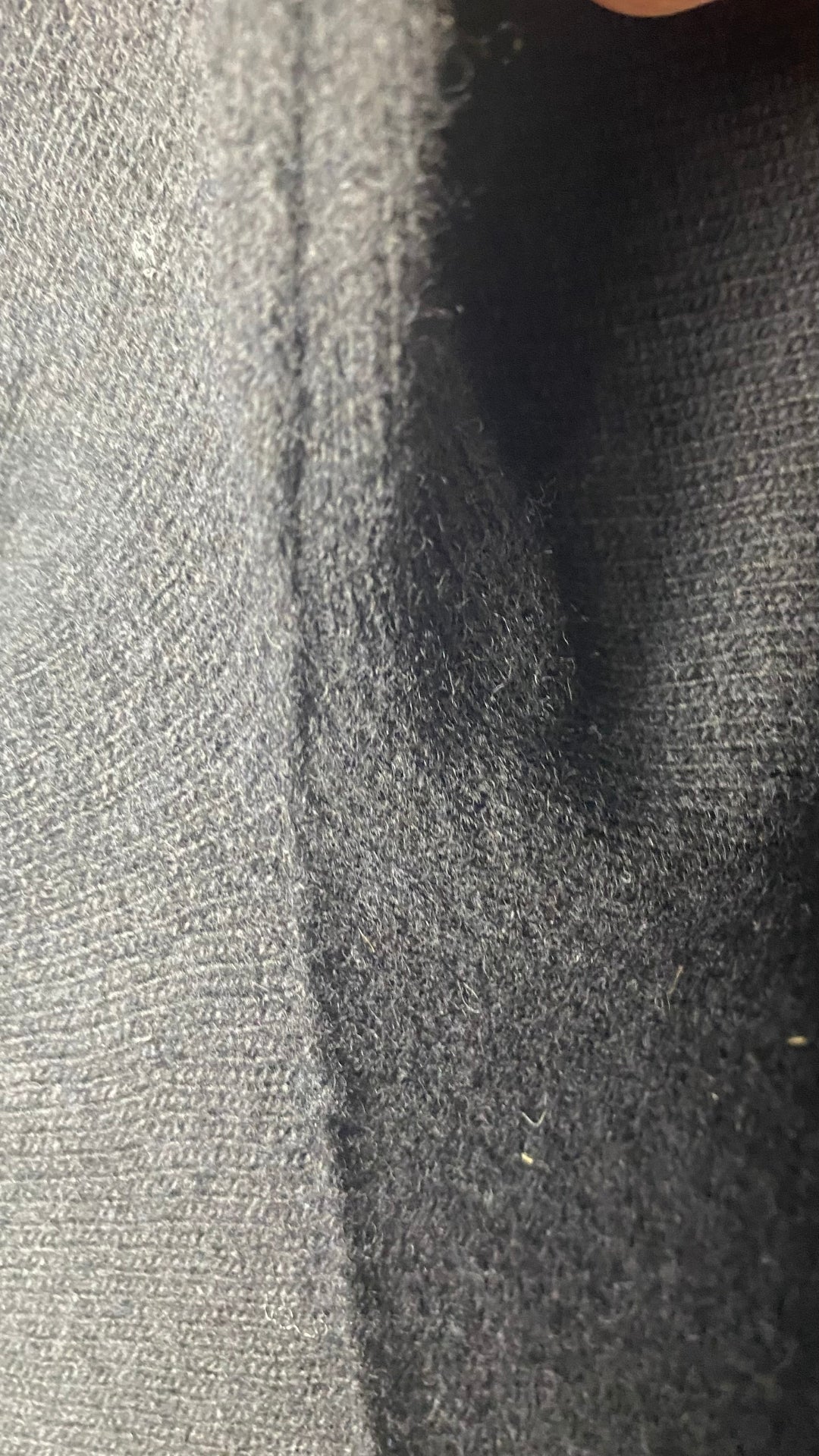 Robe tunique en tricot noir La fée Maraboutée, taille small (1). Vue de l'aisselle gauche.