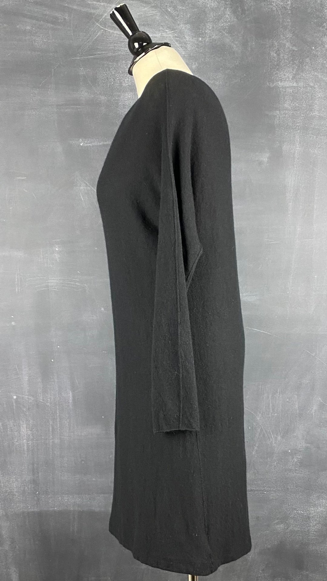 Robe tunique en tricot noir La fée Maraboutée, taille small (1). Vue de côté.