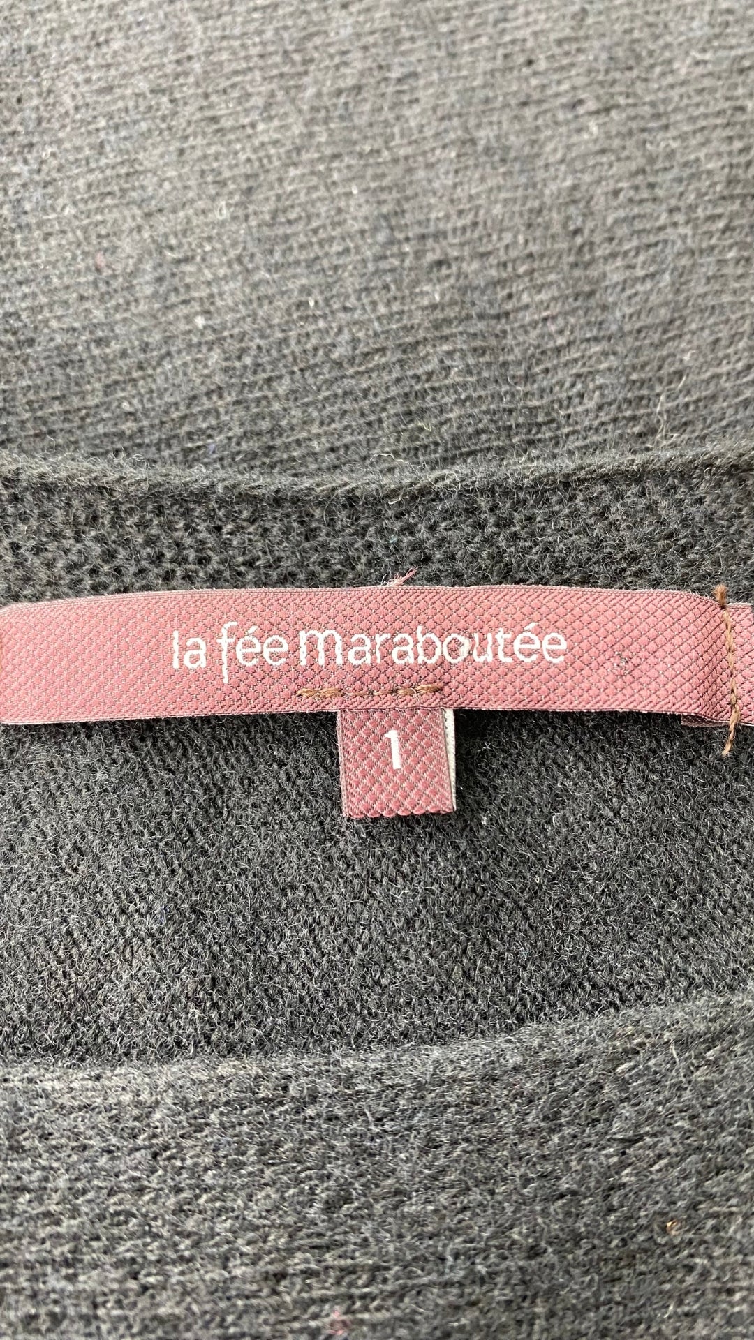Robe tunique en tricot noir La fée Maraboutée, taille small (1). Vue de l'étiquette de marque et taille.