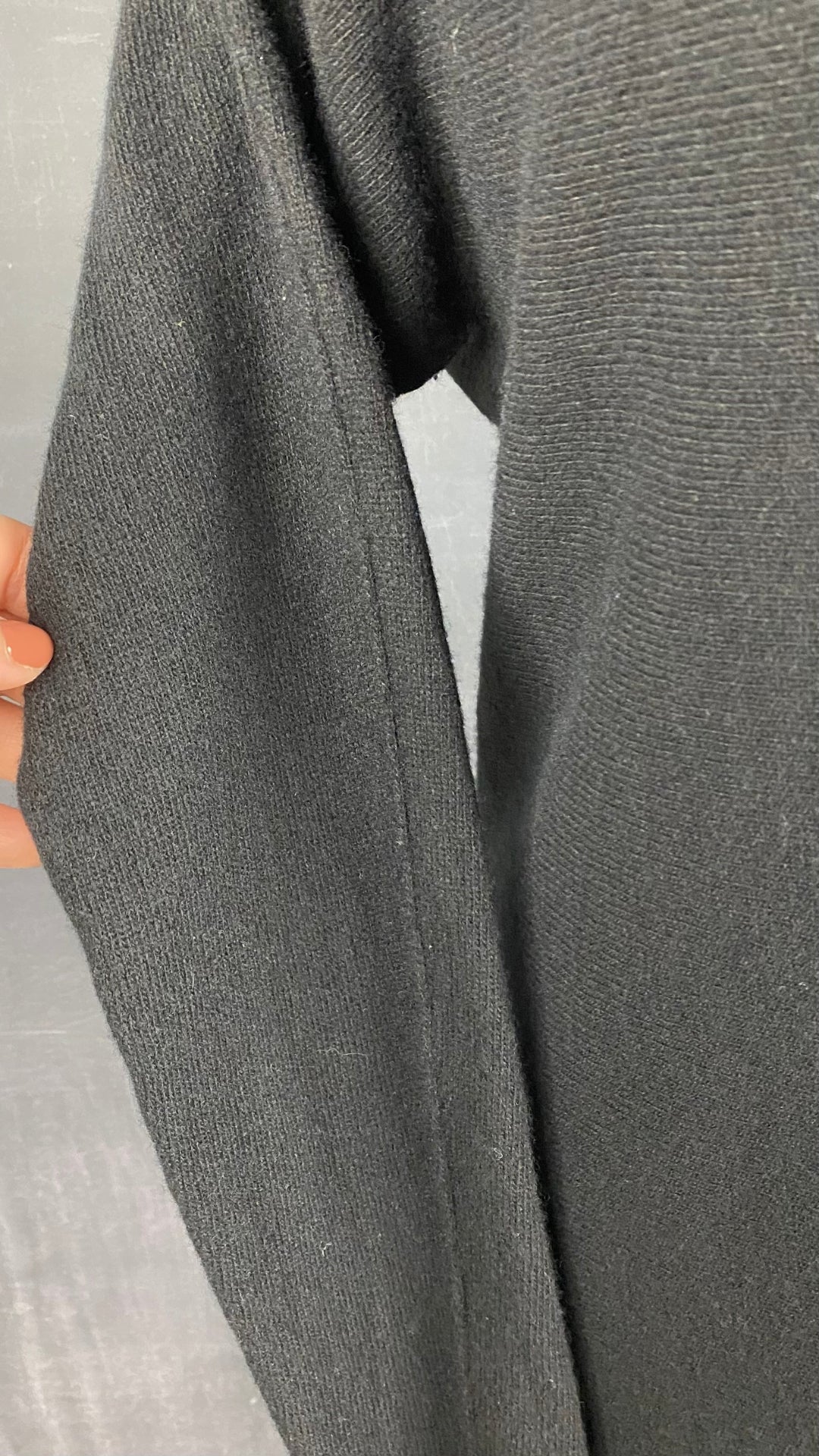 Robe tunique en tricot noir La fée Maraboutée, taille small (1). Vue de la manche.