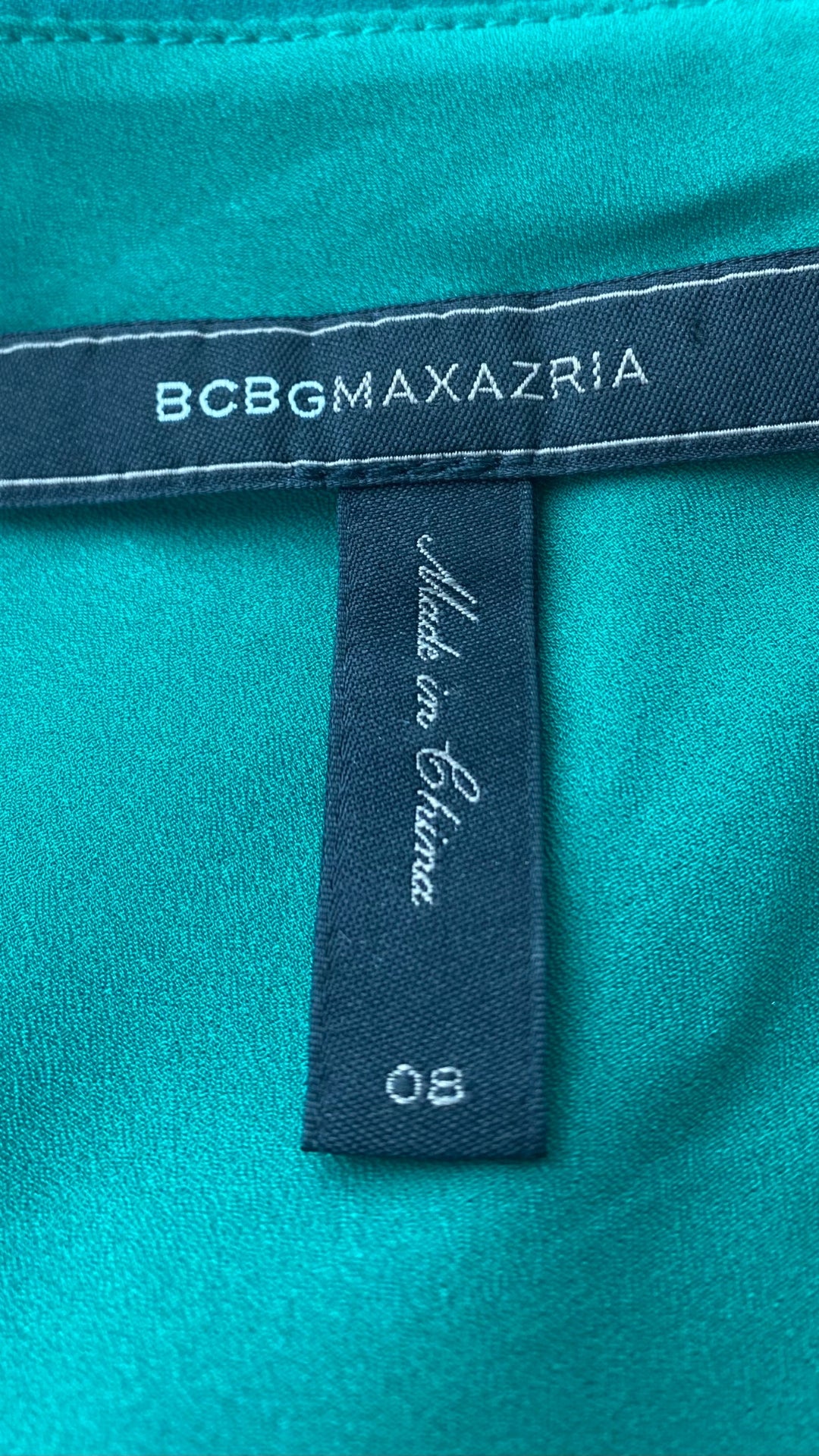 Robe a une bretelle fluide vert gazon, marque BCBG Max Azria, taille 8. Vue de l'étiquette de marque et taille.
