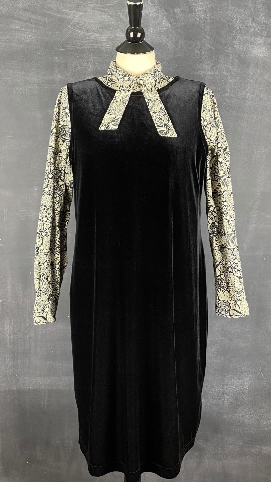 Robe velours noire sans manches Coccoli, taille l-xl. Vue de l'agencement avec le chemisier à motifs floraux crème et noir Liz Clairborne.