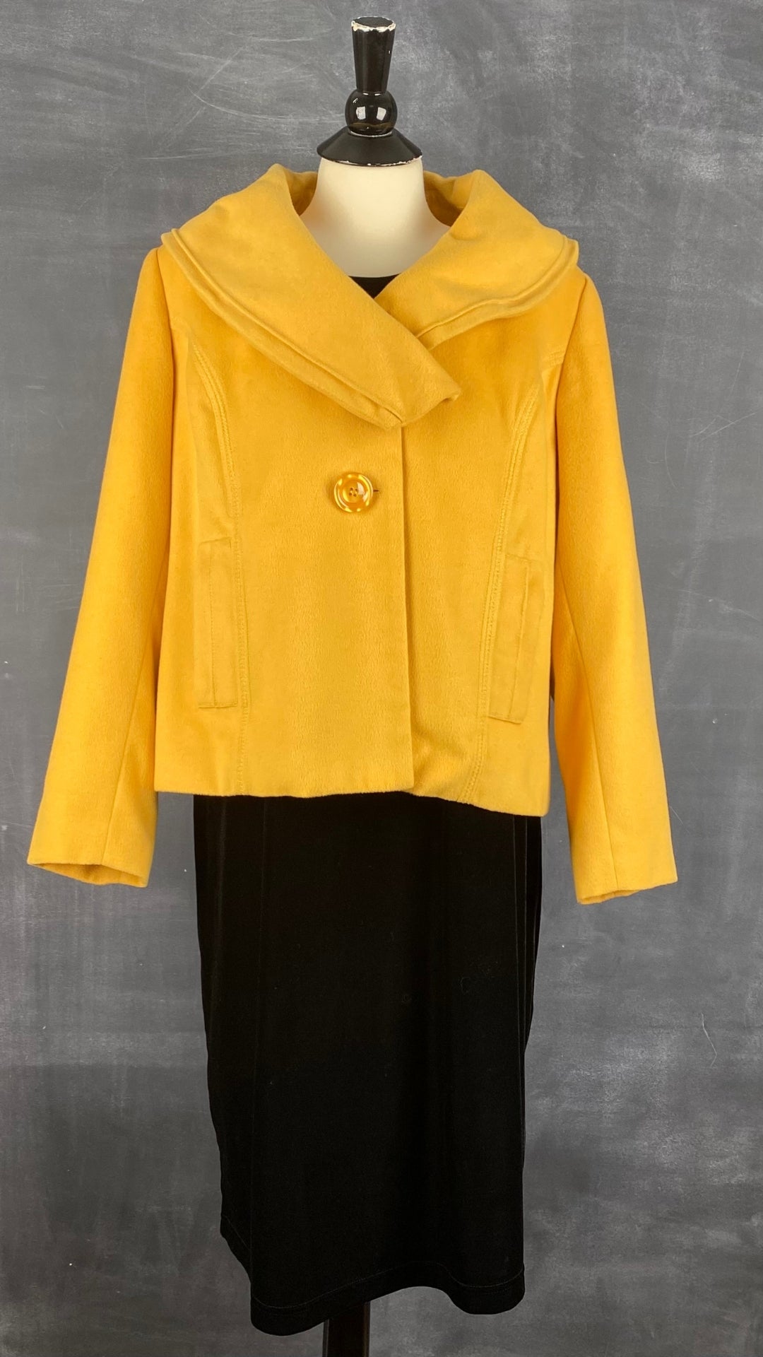 Robe velours noire sans manches Coccoli, taille l-xl. Vue de l'agencement avec la veste en laine jaune douce comme un nuage Vex.